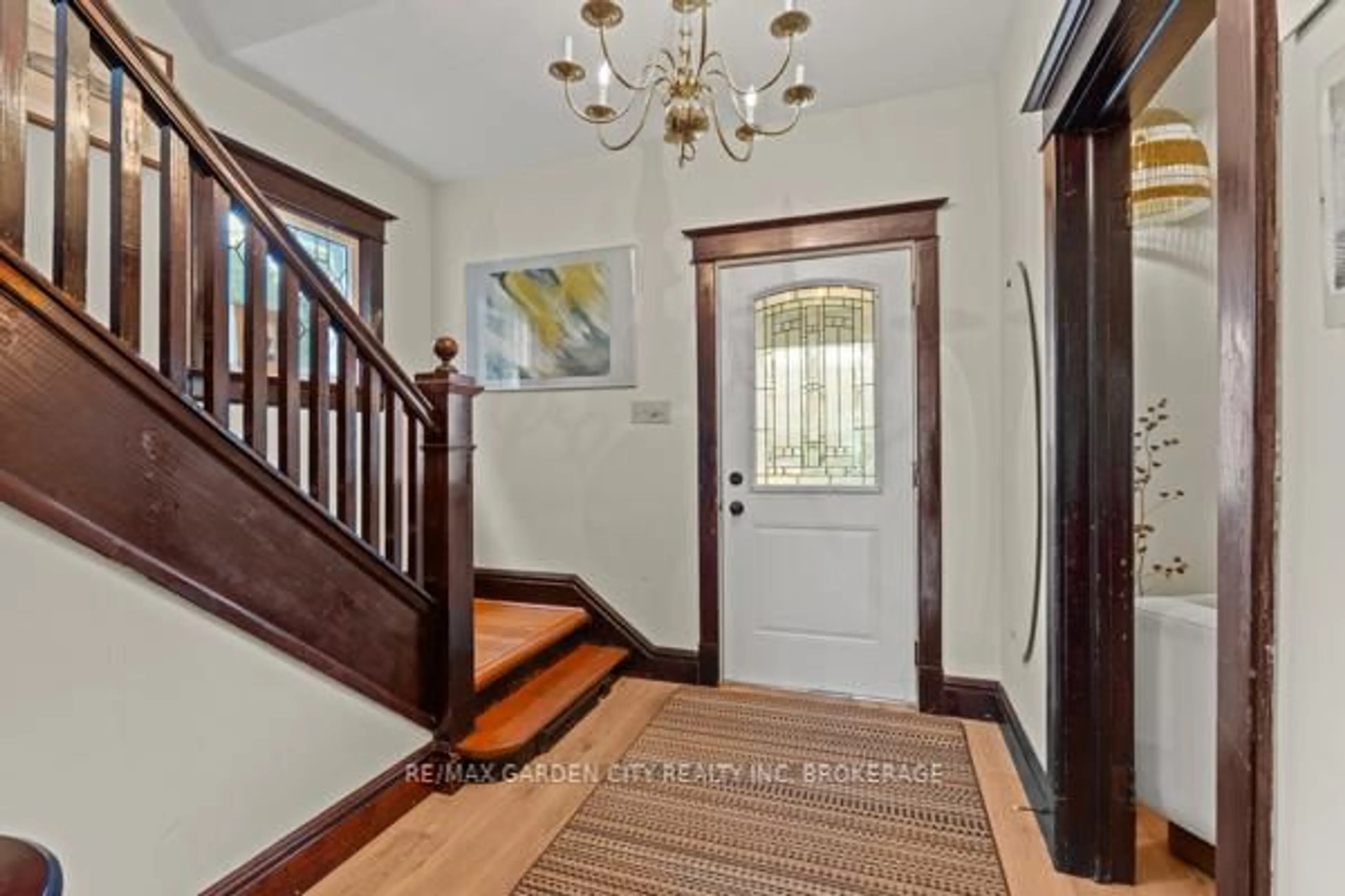 Indoor entryway for 43 Albert St, St. Catharines Ontario L2R 2G8