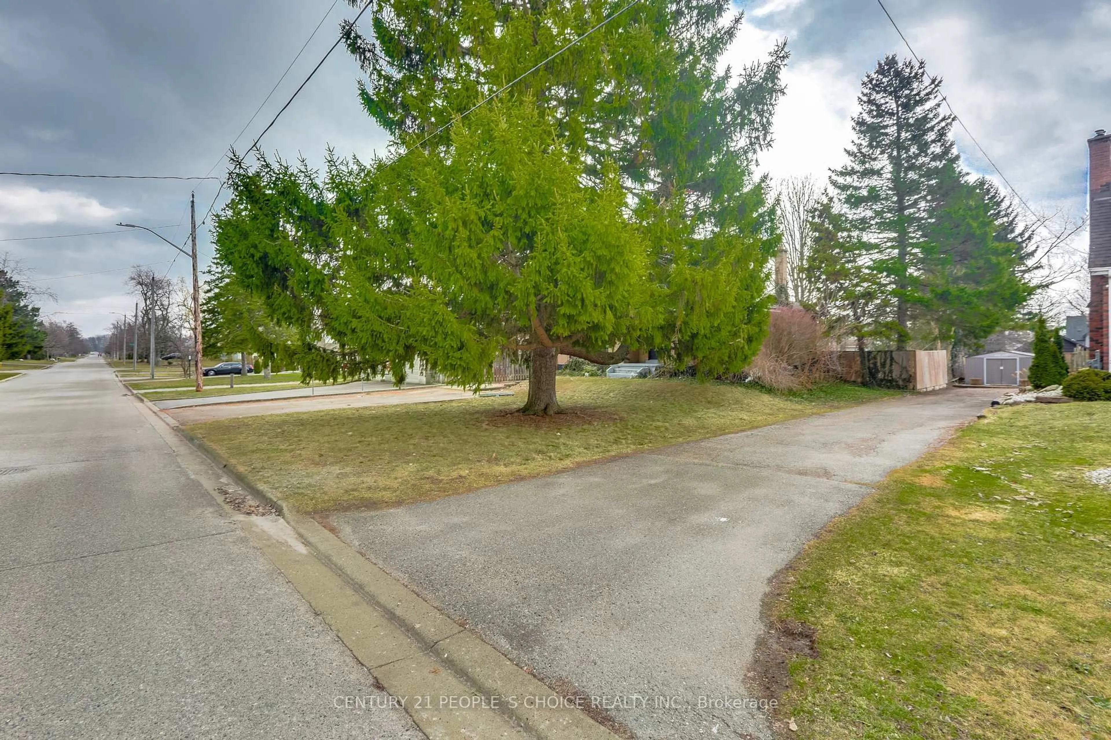 A pic from outside/outdoor area/front of a property/back of a property/a pic from drone, street for 545 CRESTON Ave, London South Ontario N6C 3A5