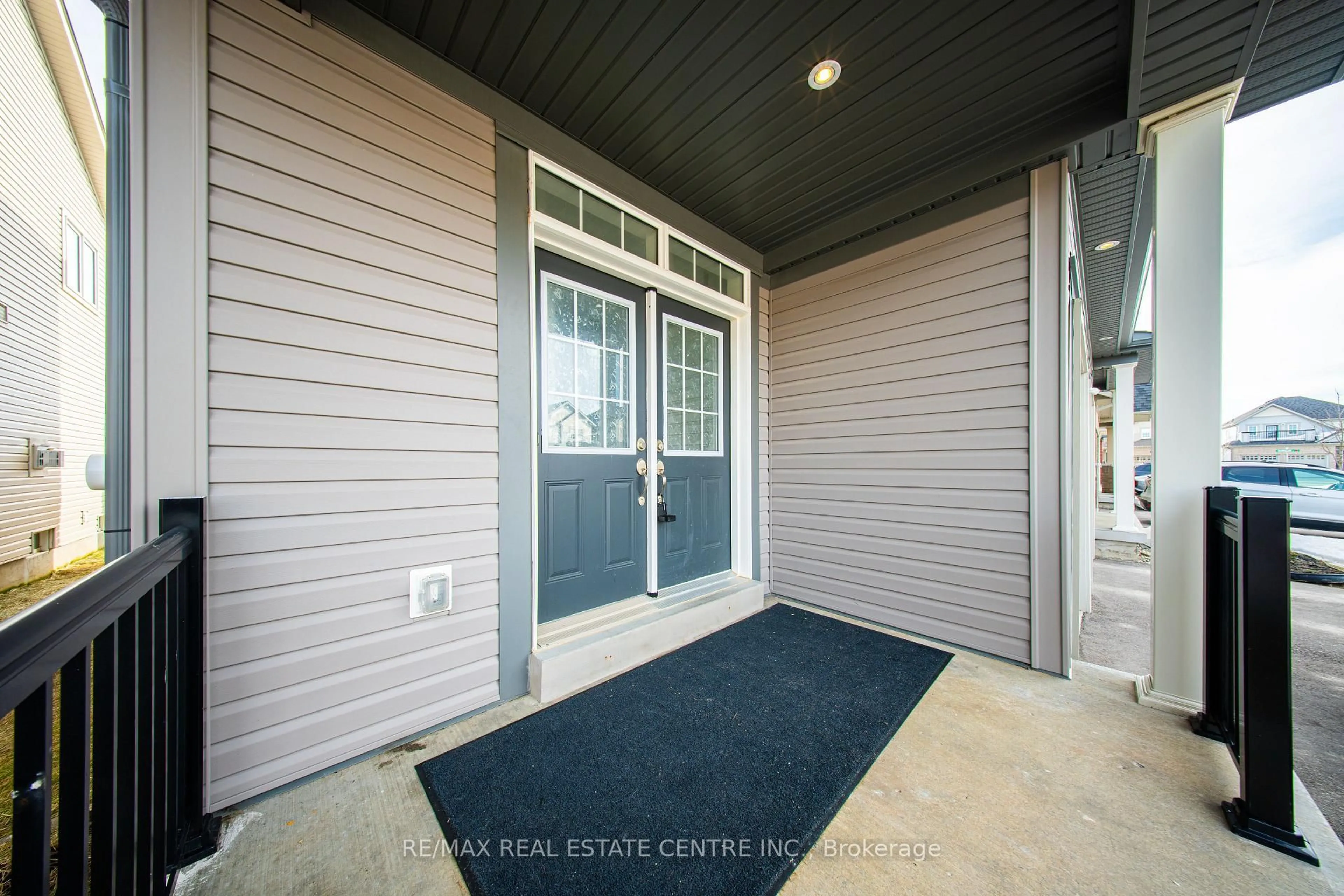 Indoor entryway for 524 Brooks St, Shelburne Ontario L9V 2X8