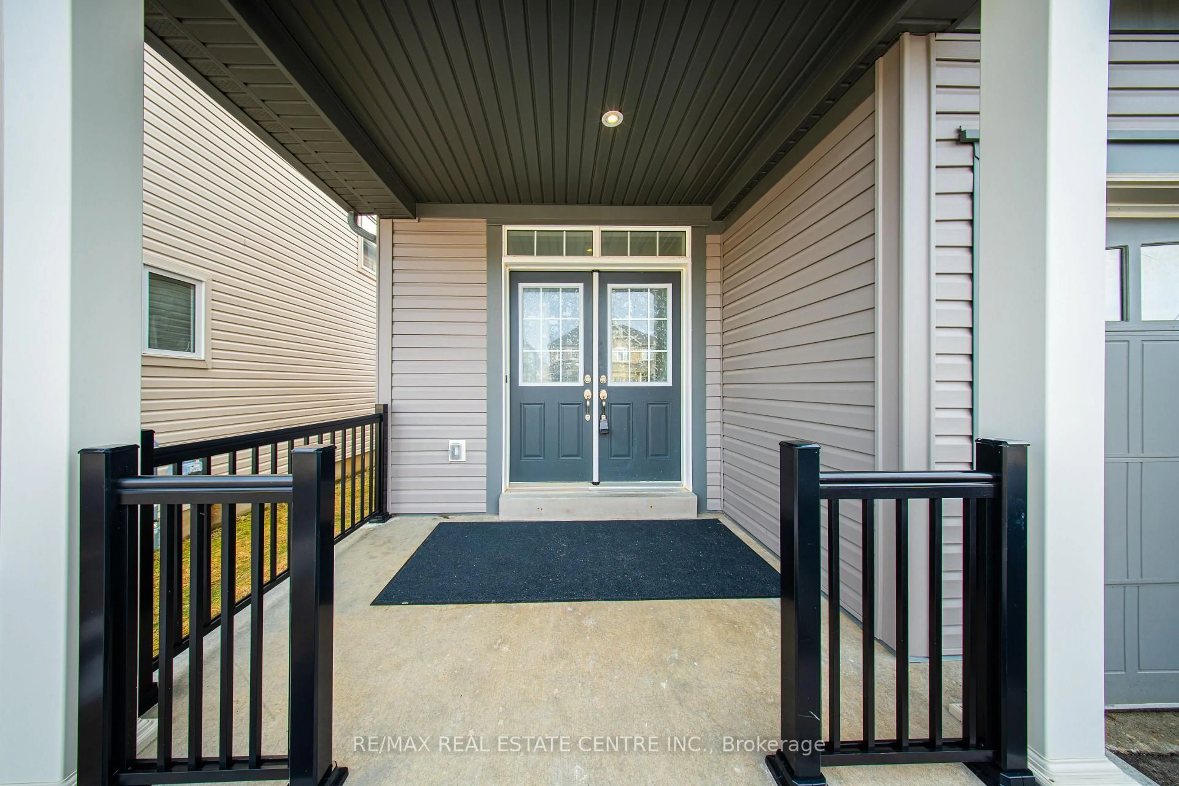 Indoor entryway for 524 Brooks St, Shelburne Ontario L9V 2X8