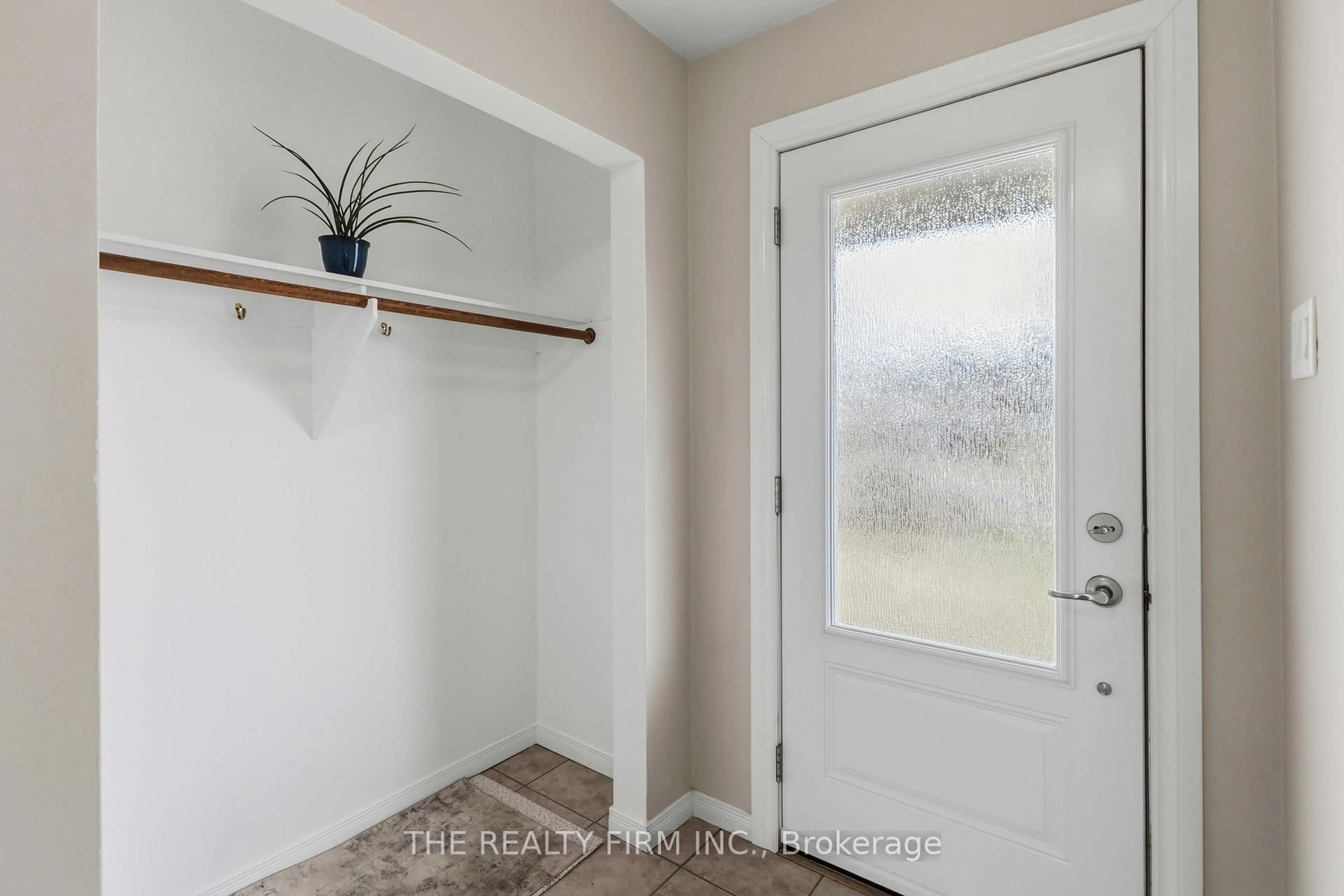 Indoor entryway for 180 Rutherford Ave, Aylmer Ontario N5H 2W6