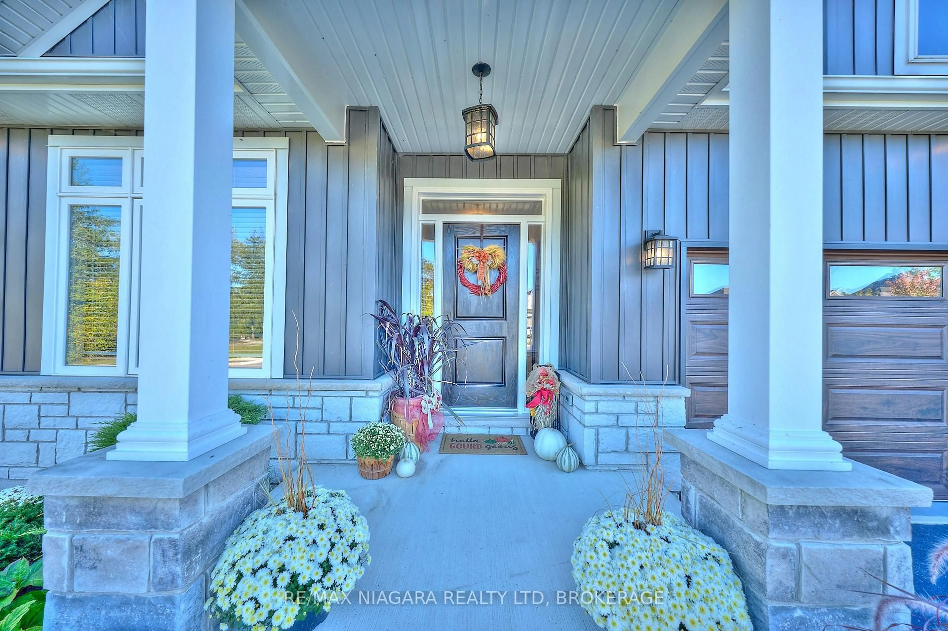 Indoor entryway for 4049 Village Creek Dr, Fort Erie Ontario L0S 1S0