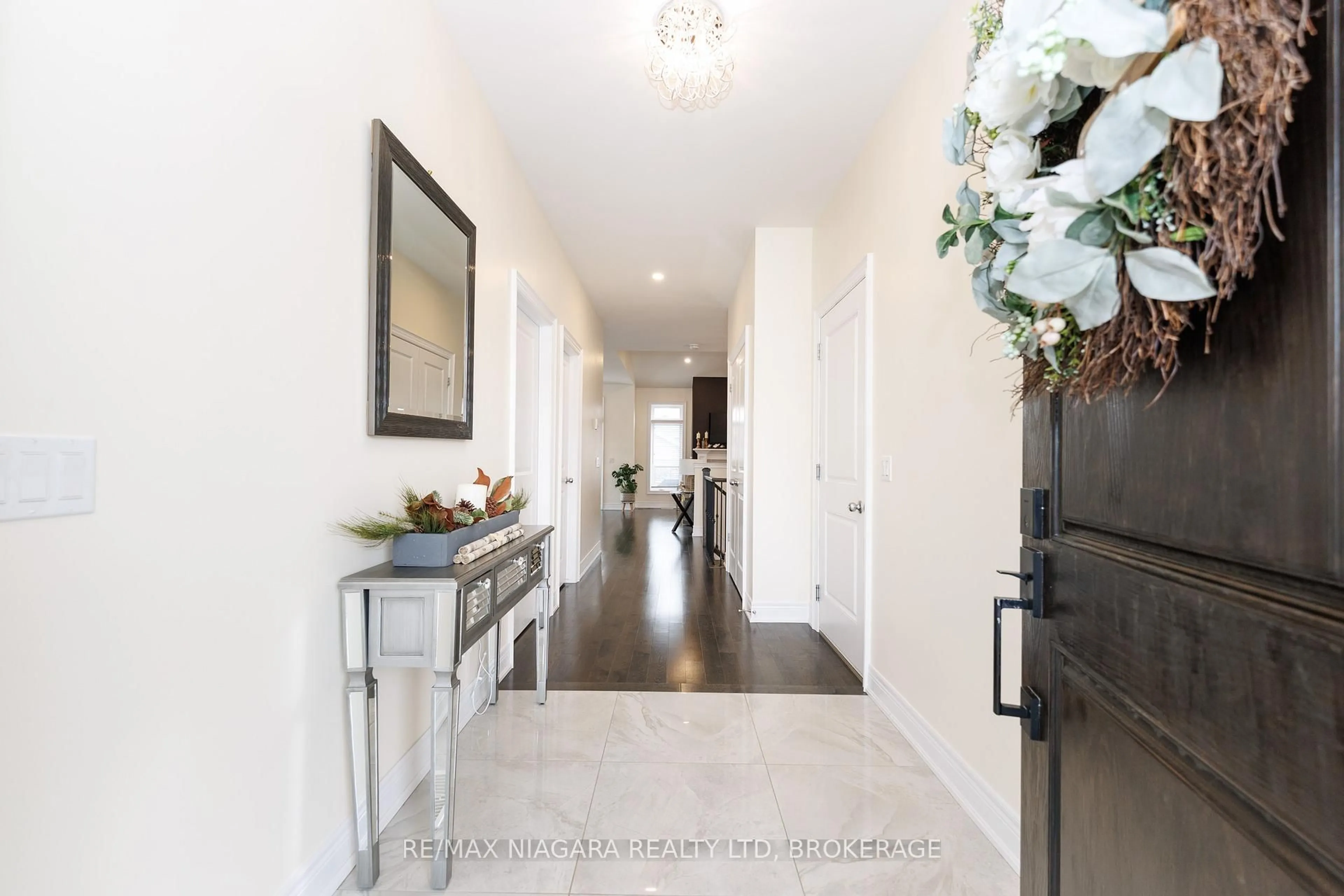 Indoor entryway for 4049 Village Creek Dr, Fort Erie Ontario L0S 1S0