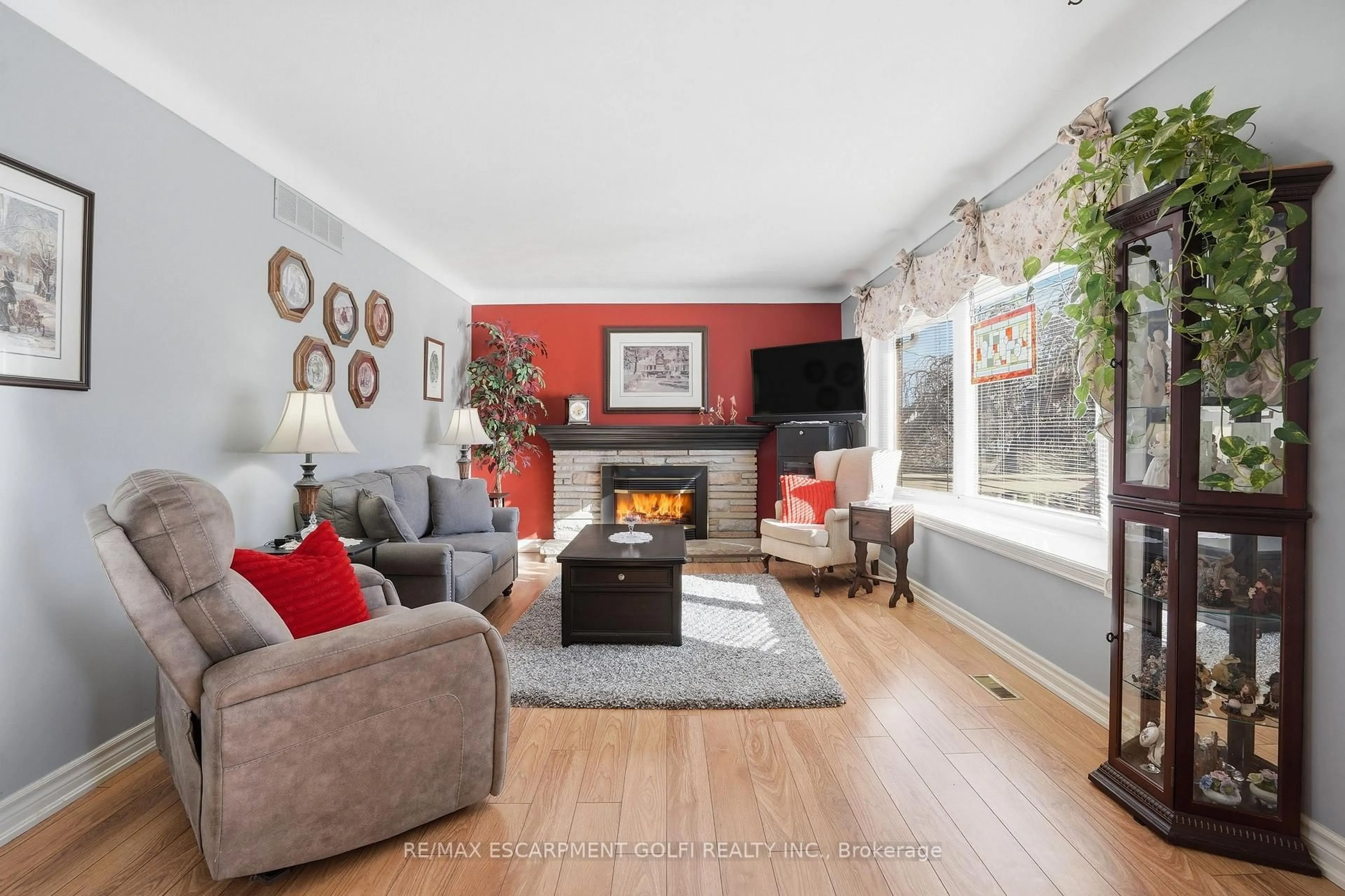 Living room with furniture, unknown for 4108 Barry Dr, Lincoln Ontario L0R 1B7