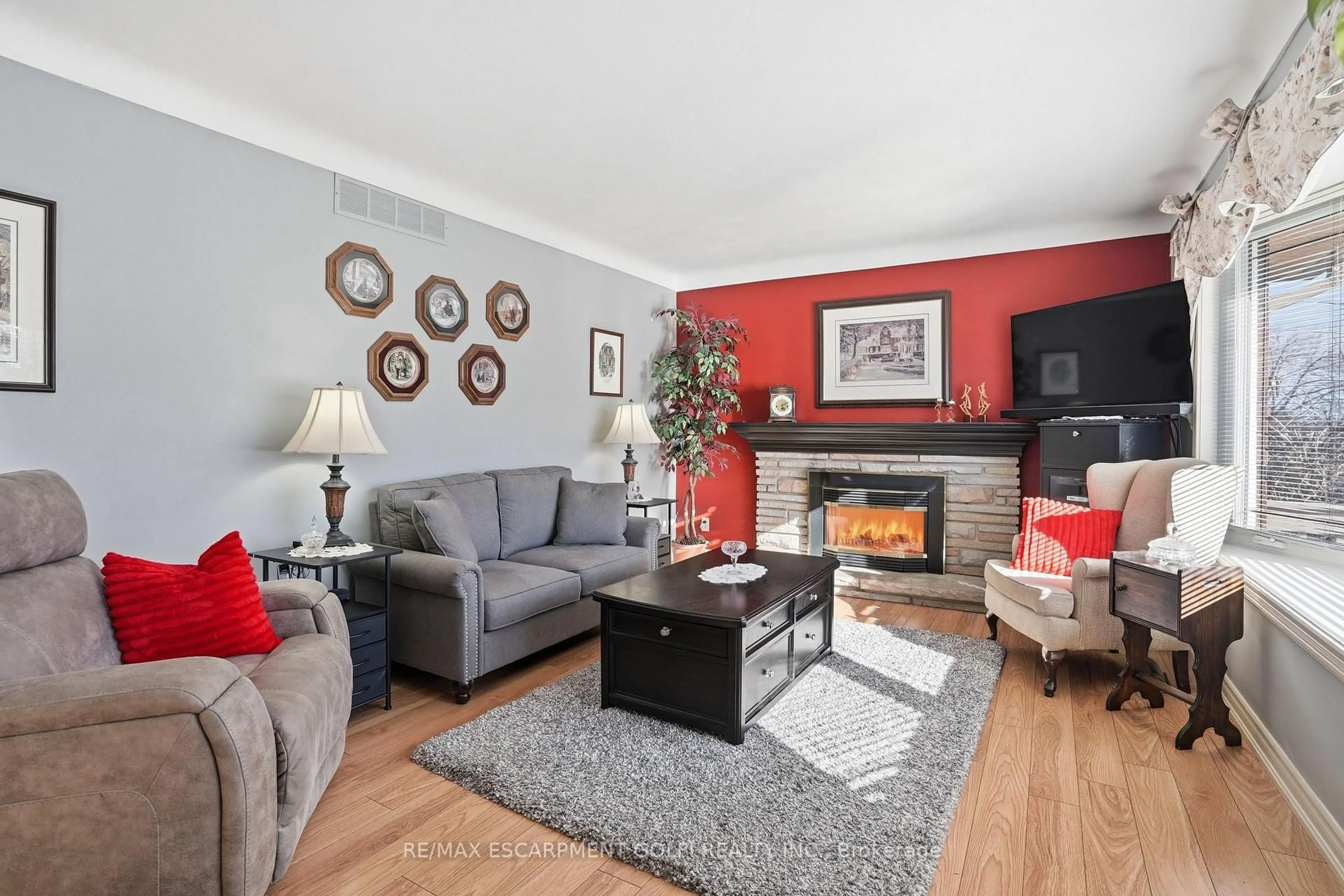 Living room with furniture, unknown for 4108 Barry Dr, Lincoln Ontario L0R 1B7