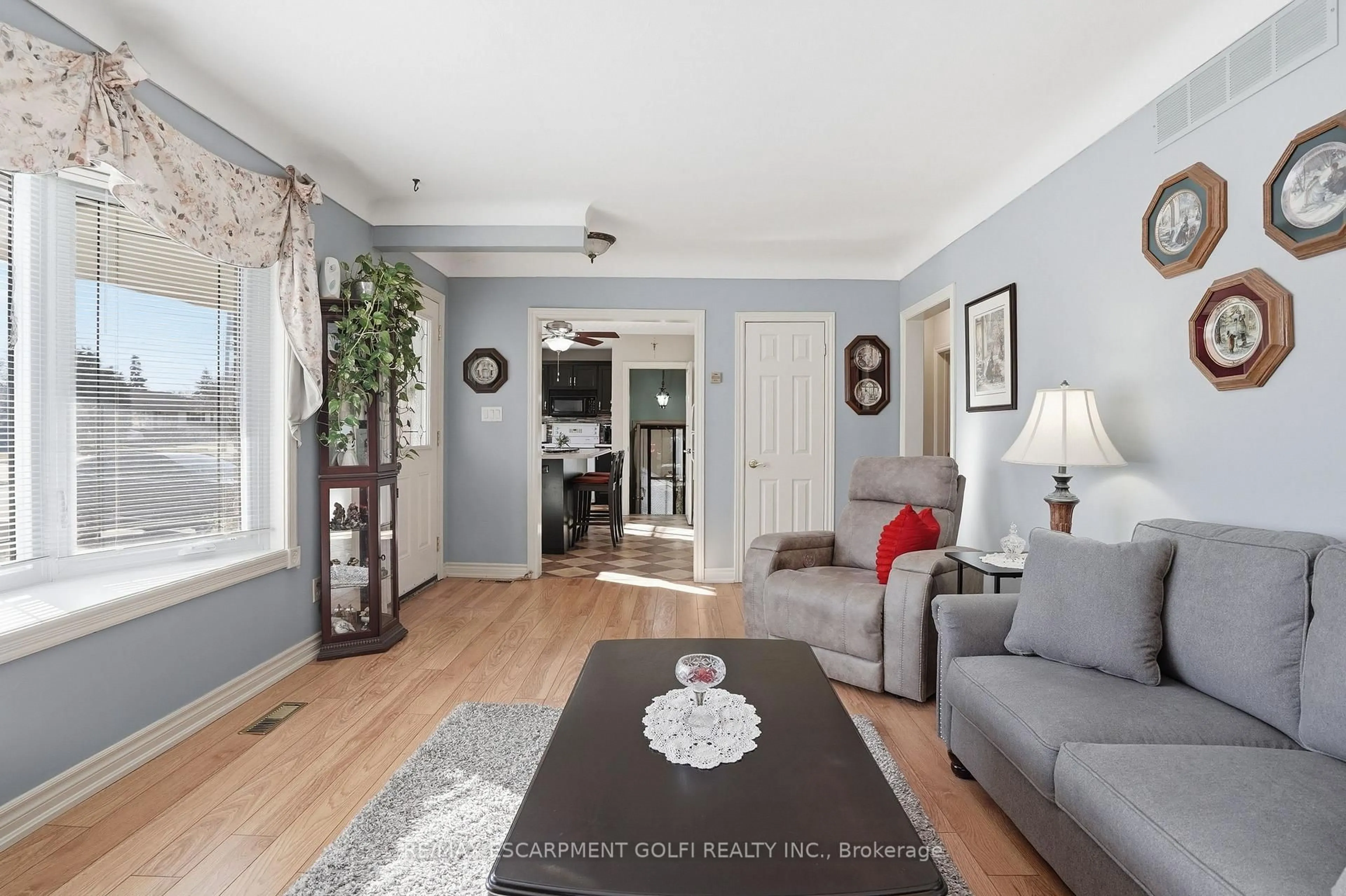 Living room with furniture, unknown for 4108 Barry Dr, Lincoln Ontario L0R 1B7