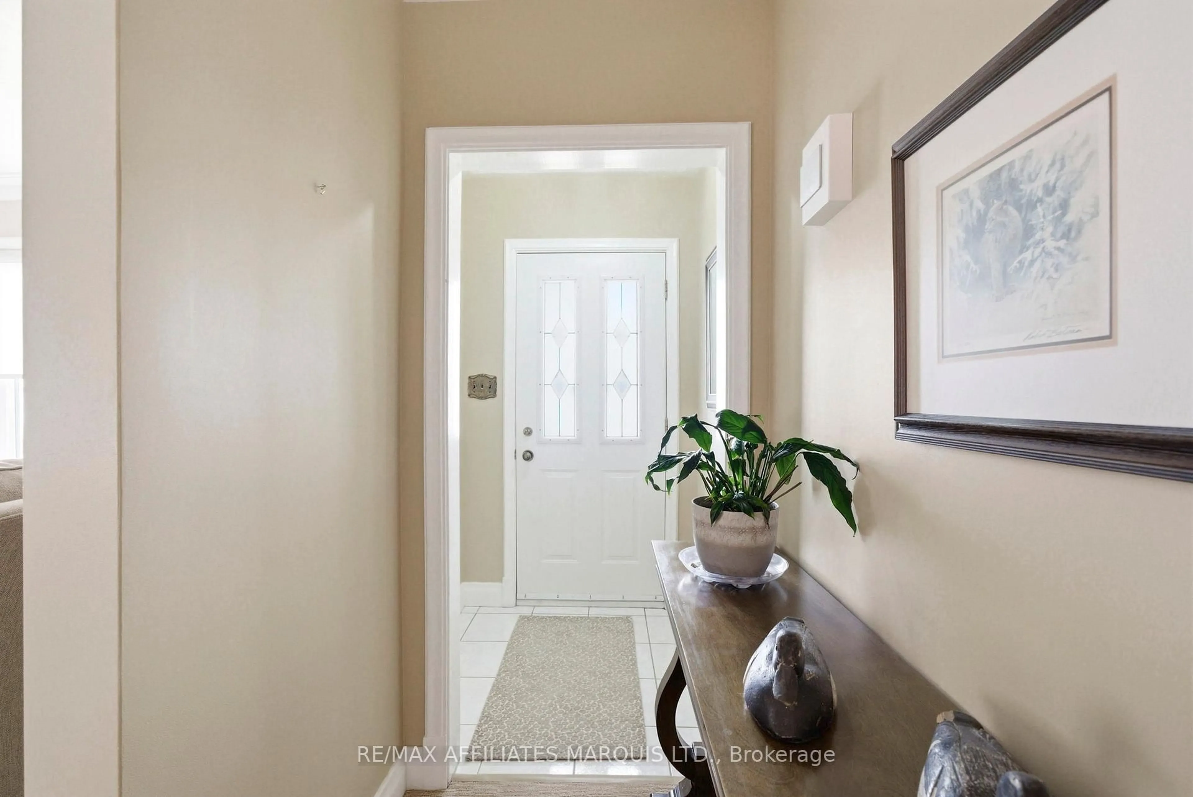 Indoor entryway for 1318 Montreal Rd, Cornwall Ontario K6H 1E6