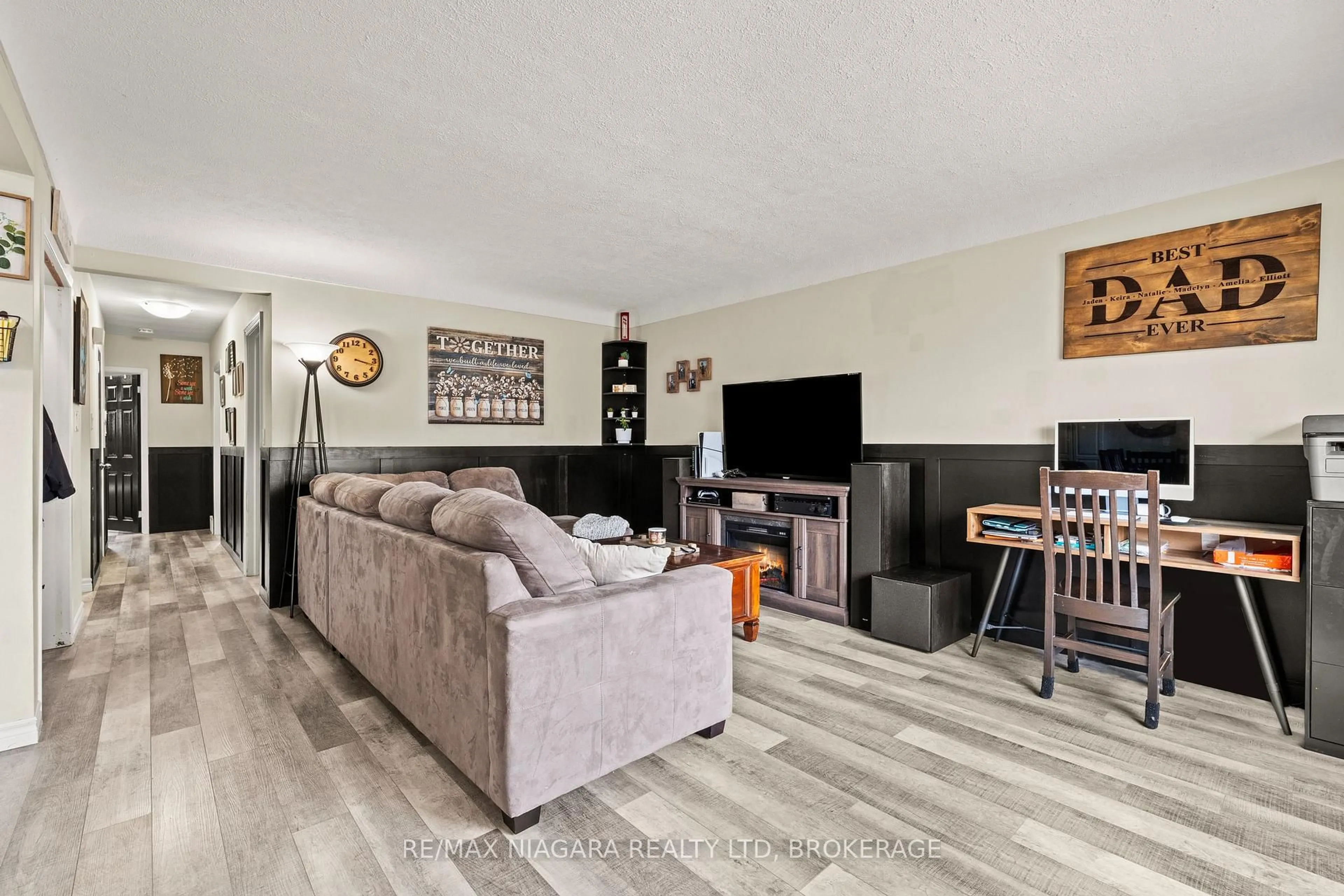 Living room with furniture, wood/laminate floor for 447 David St, Welland Ontario L3B 2B7