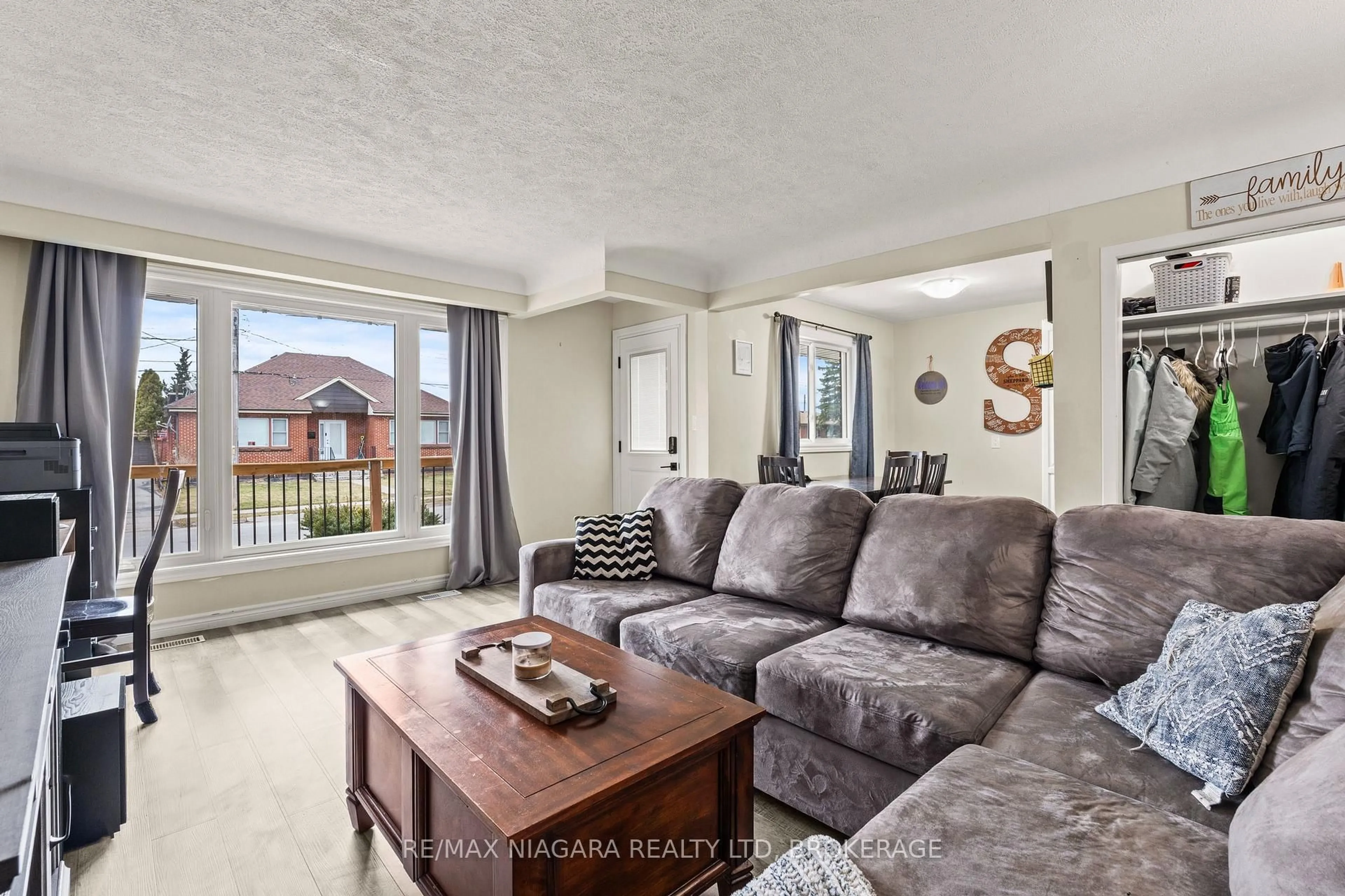 Living room with furniture, unknown for 447 David St, Welland Ontario L3B 2B7