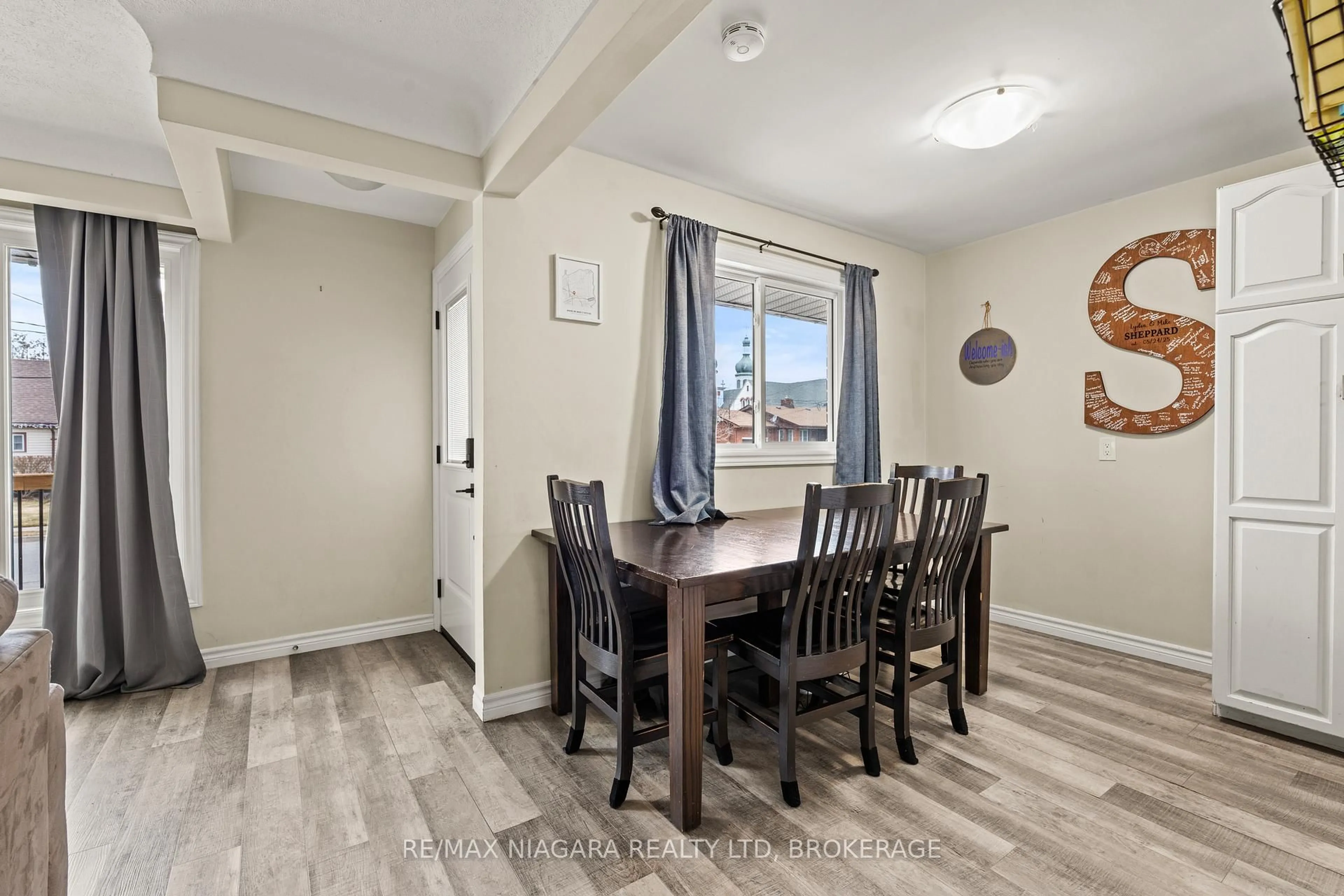 Dining room, wood/laminate floor for 447 David St, Welland Ontario L3B 2B7