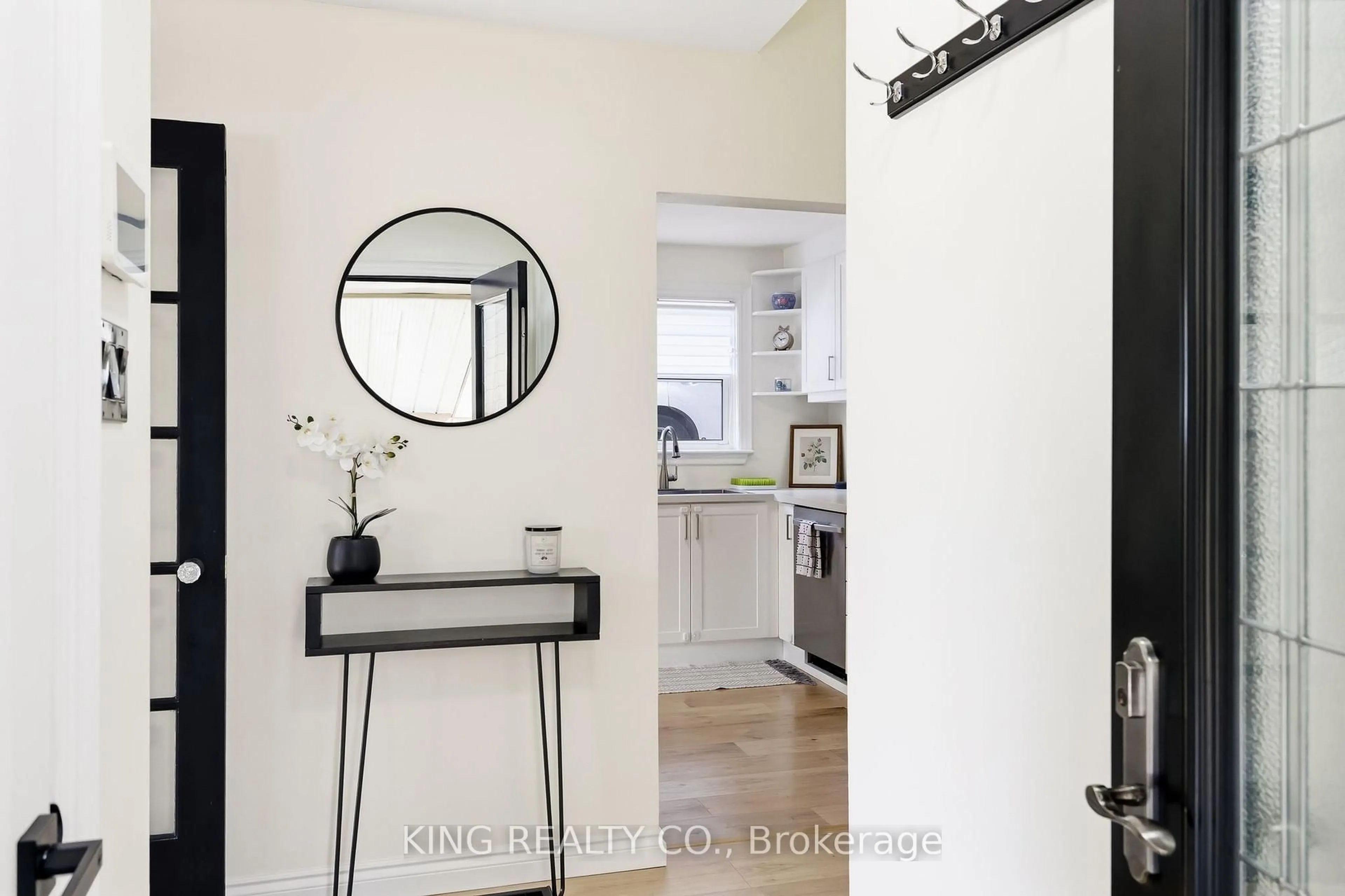 Indoor entryway for 198 Shelbourne St, Peterborough Ontario K9H 5K4