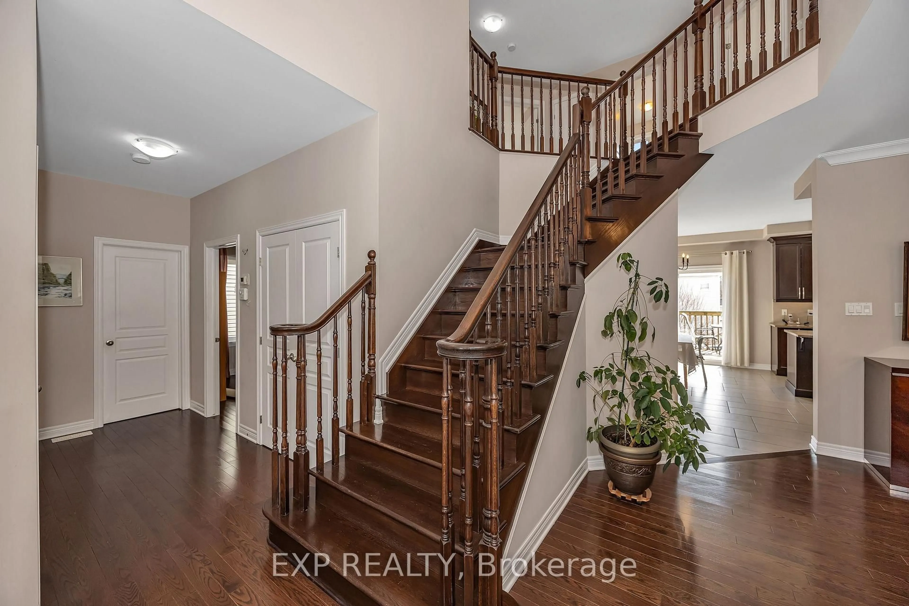 Indoor entryway for 419 Landswood Way, Ottawa Ontario K2S 0A4