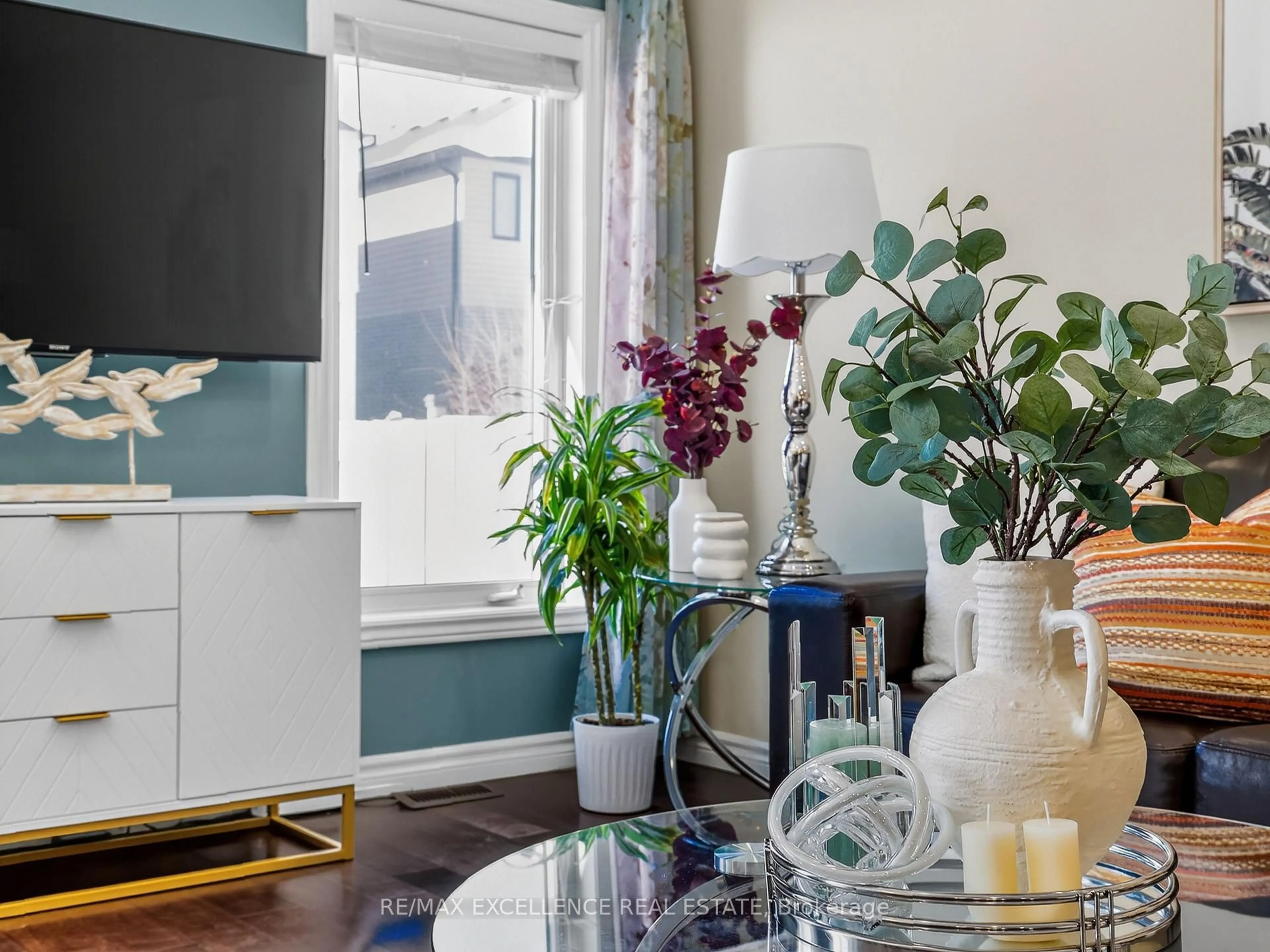 Living room with furniture, wood/laminate floor for 3329 CASSON Way, London South Ontario N6L 0B9