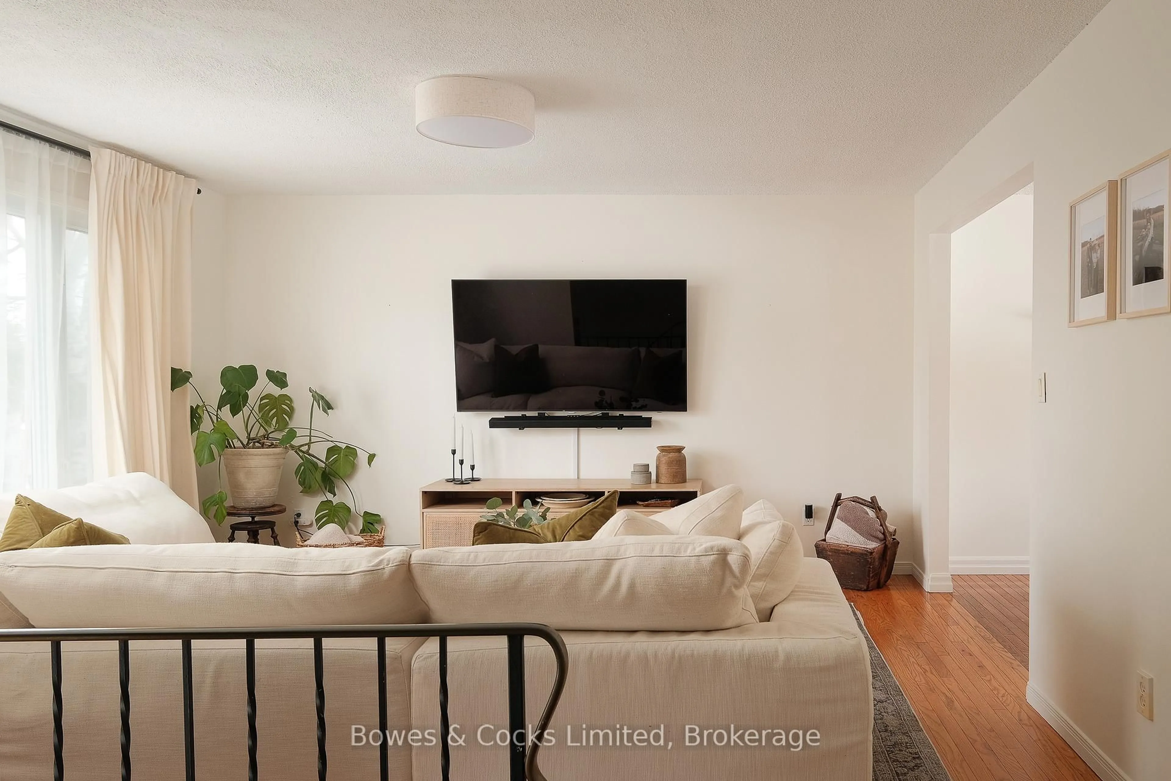 Living room with furniture, unknown for 1712 Redwood Dr, Peterborough Ontario K9K 1M3