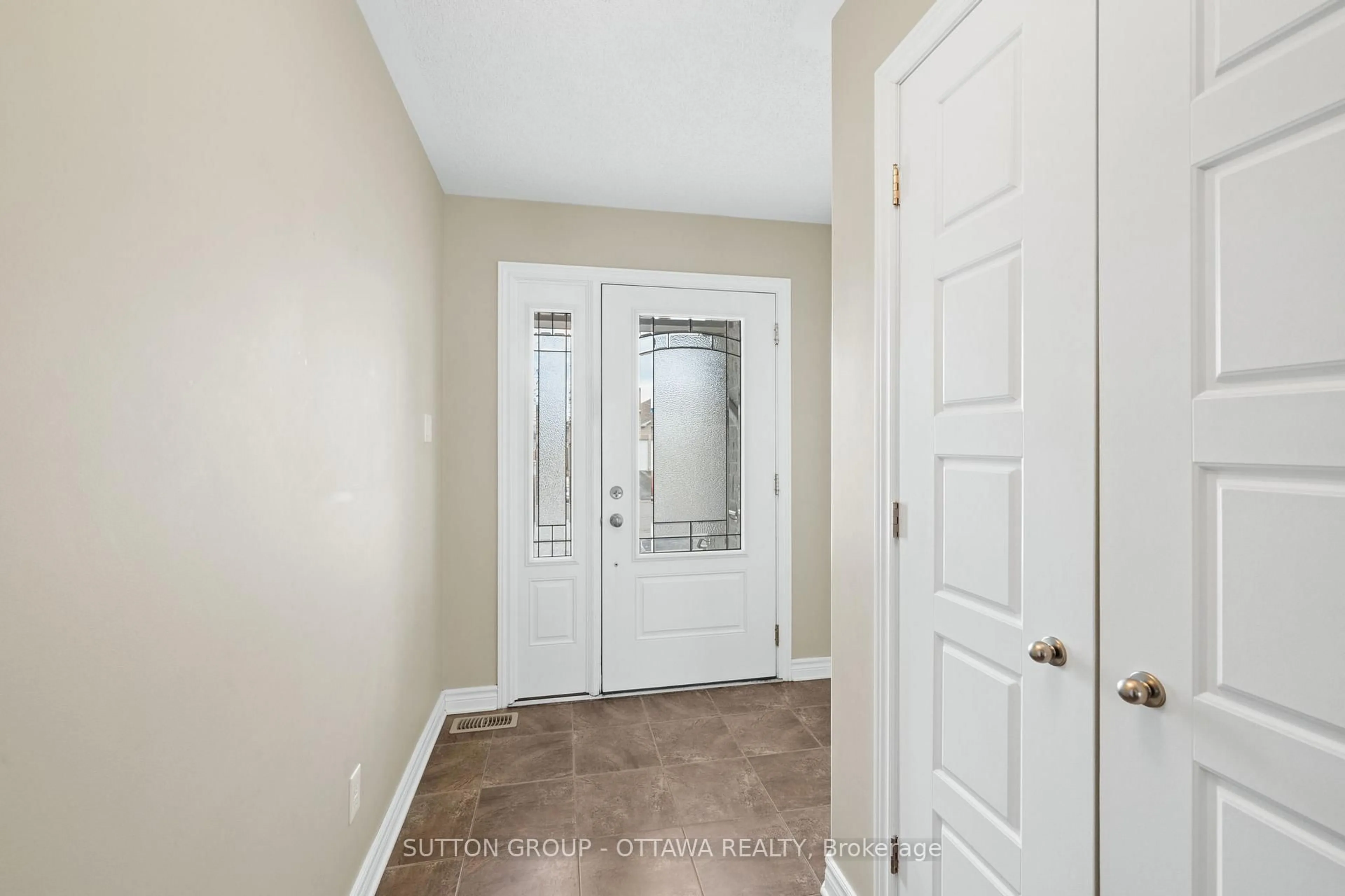 Indoor entryway for 458 Van Dusen St, Almonte Ontario K0A 1A0