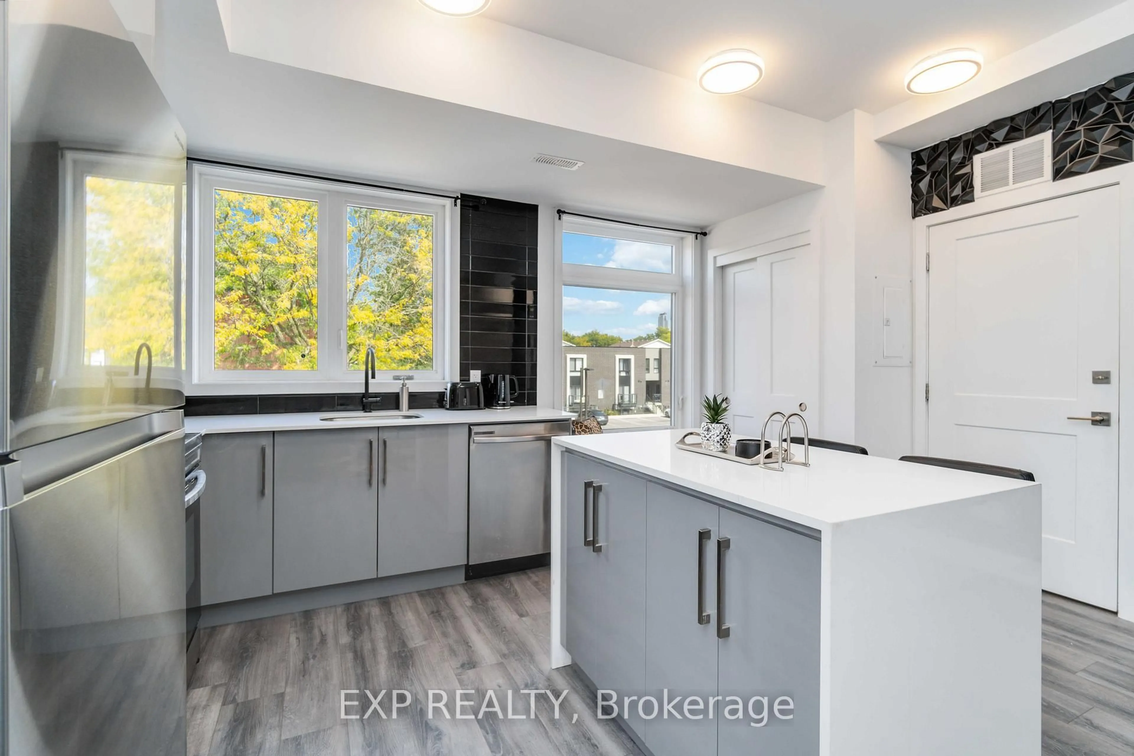 Open concept kitchen, ceramic/tile floor for 6065 Mcleod Rd #312, Niagara Falls Ontario L2G 0Z7