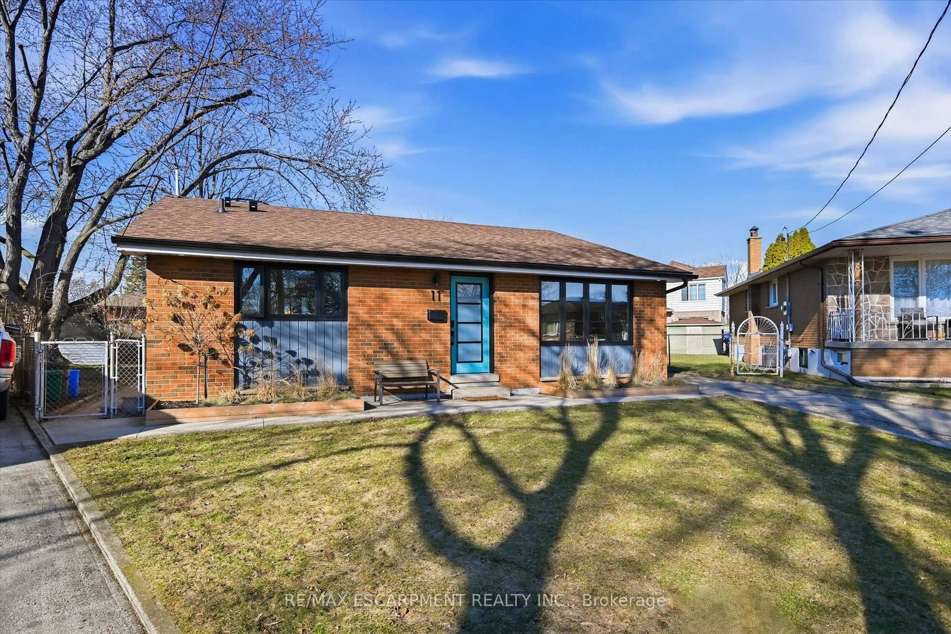 A pic from outside/outdoor area/front of a property/back of a property/a pic from drone, street for 11 Sandlyn Crt, Hamilton Ontario L8H 2R4
