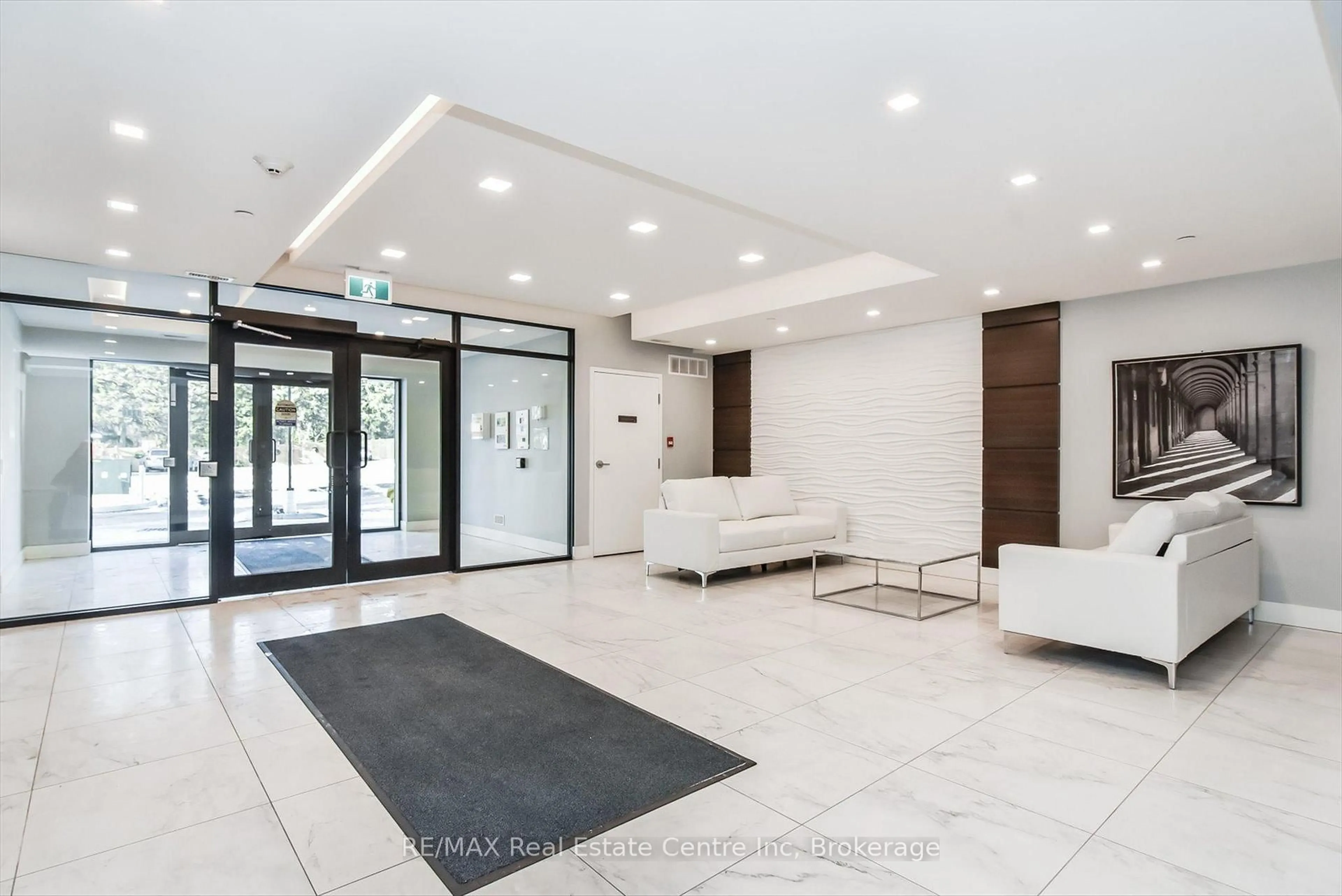 Indoor foyer for 1280 Gordon St #210, Guelph Ontario N1L 0N6