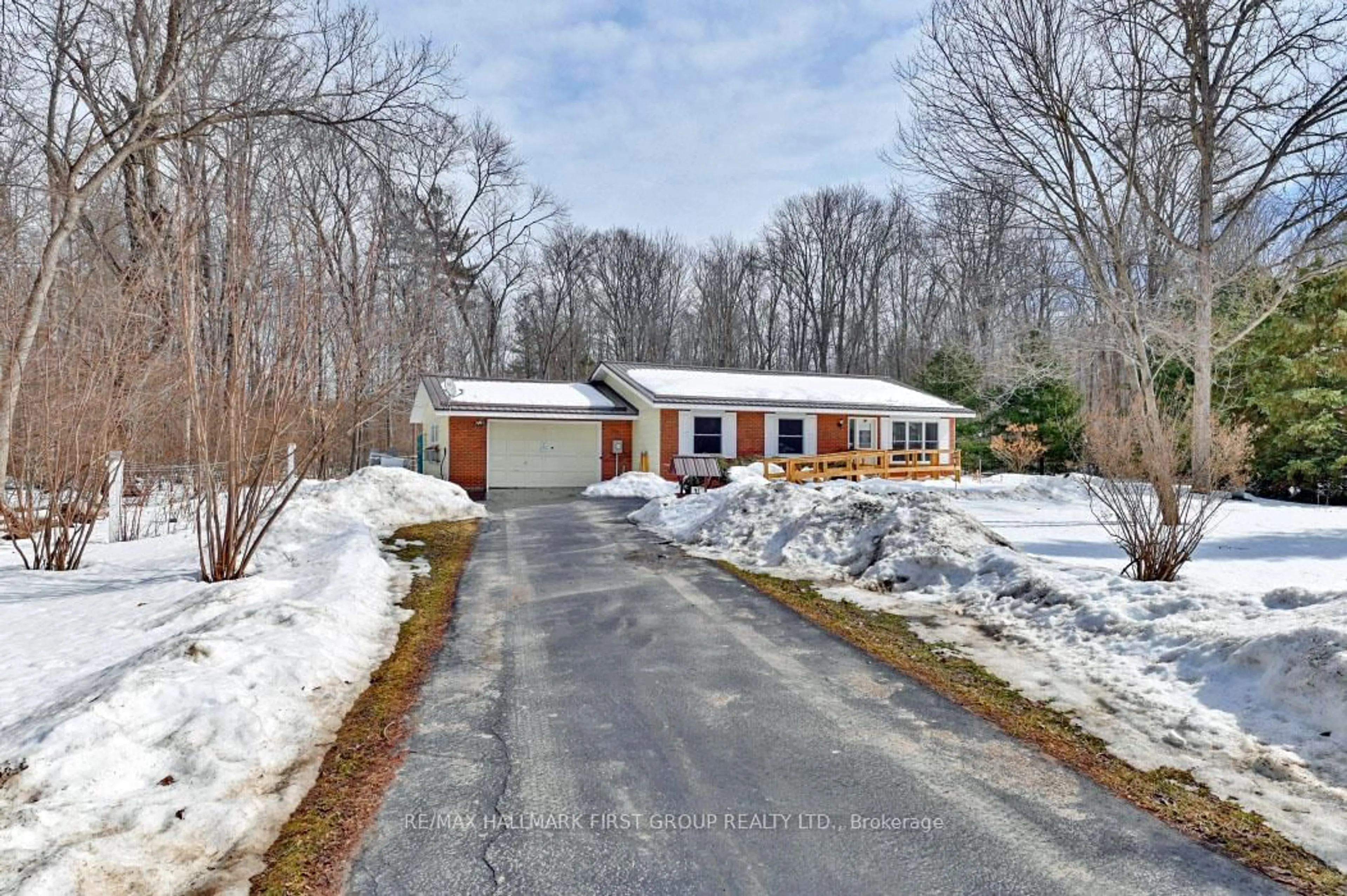 A pic from outside/outdoor area/front of a property/back of a property/a pic from drone, street for 97 McCrea Crt, Tweed Ontario K0K 3J0