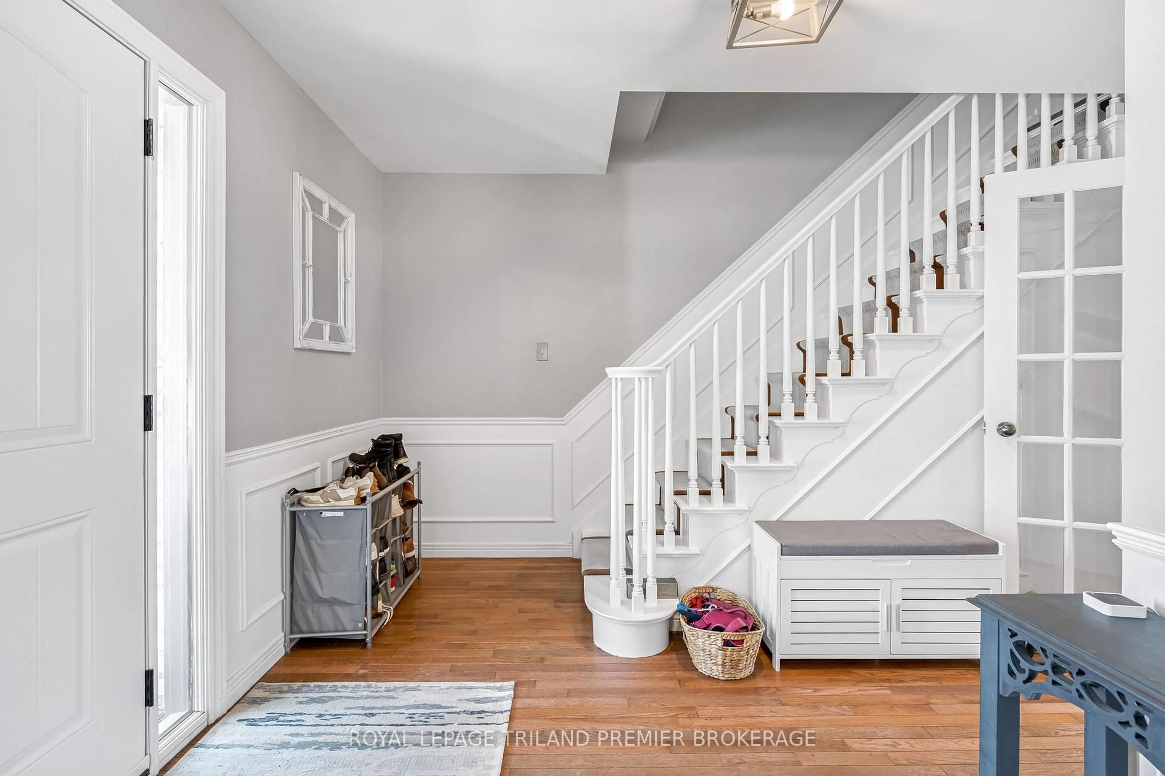 Indoor entryway for 31 Foxcroft Cres, London South Ontario N6K 3A3