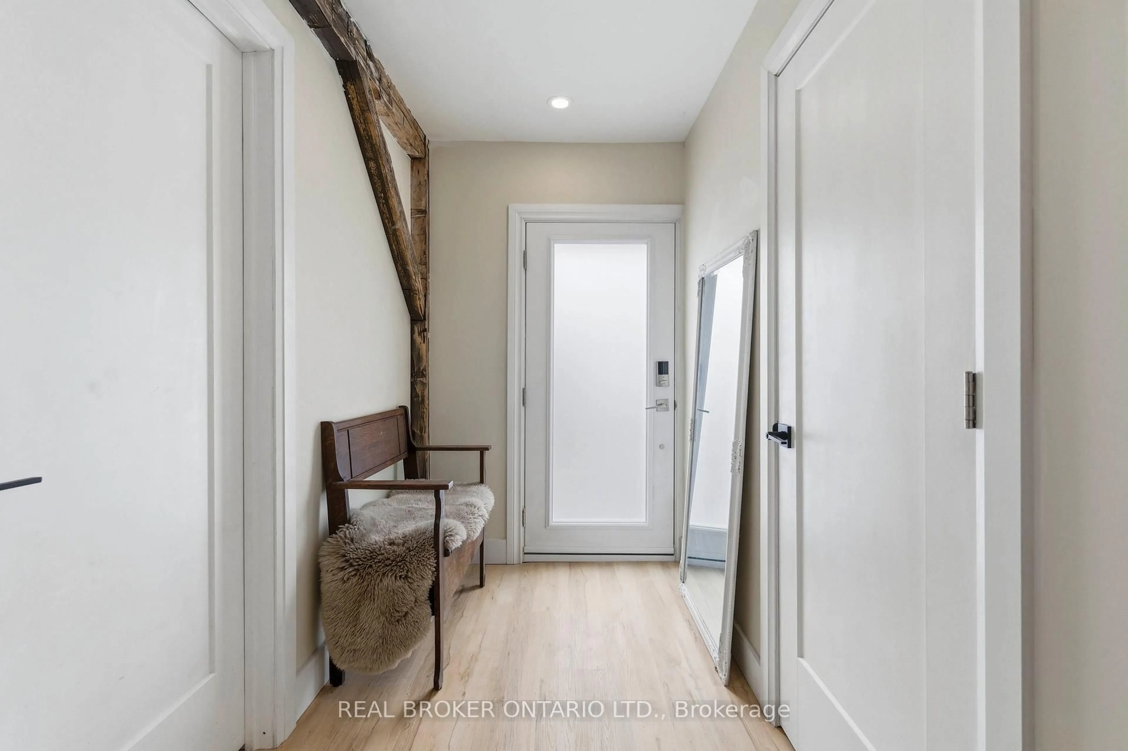 Indoor entryway for 1043 Queens Bush Rd, Wellesley Ontario N1B 2T0