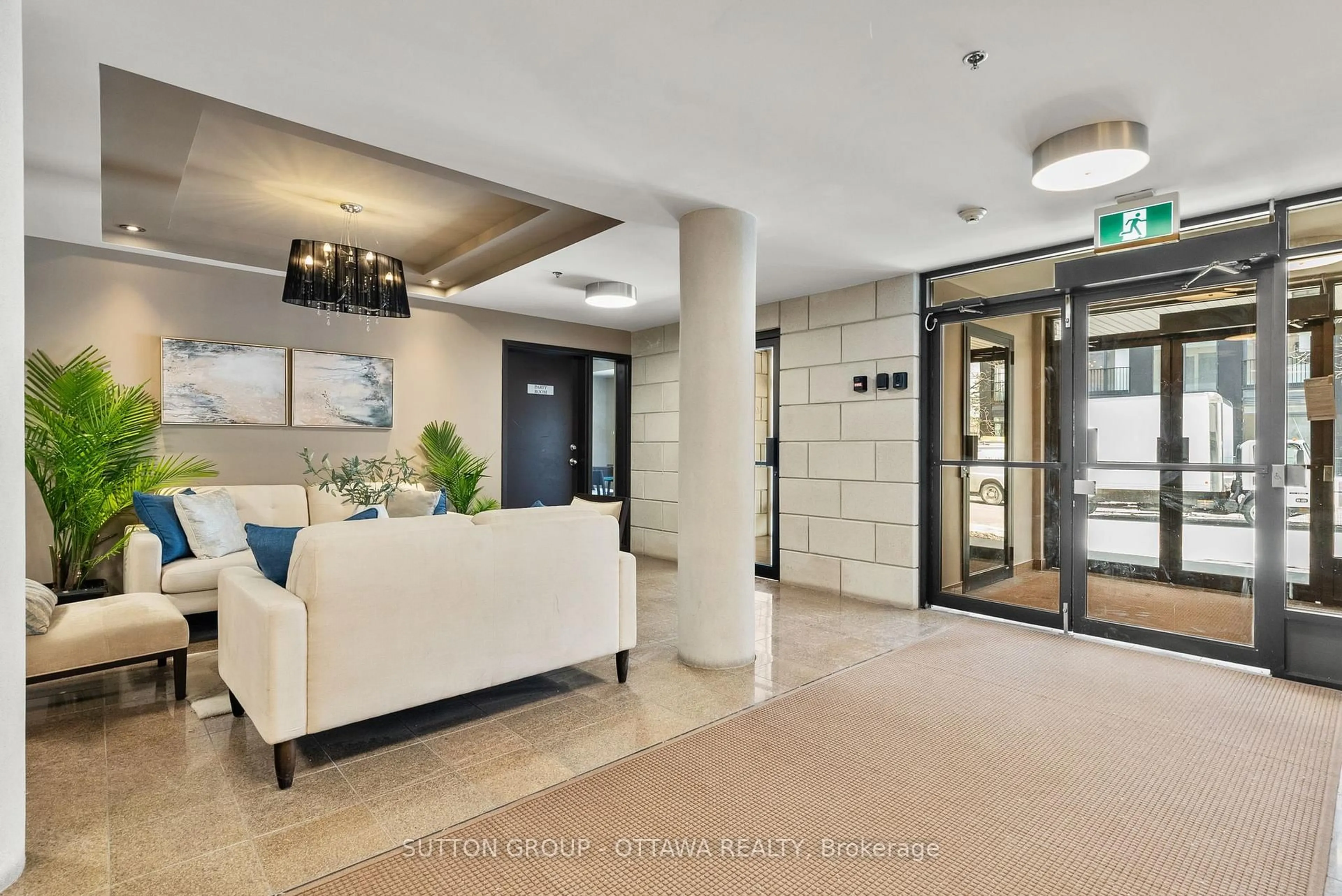 Indoor foyer for 323 Winona Ave #105, Ottawa Ontario K1Z 5H3