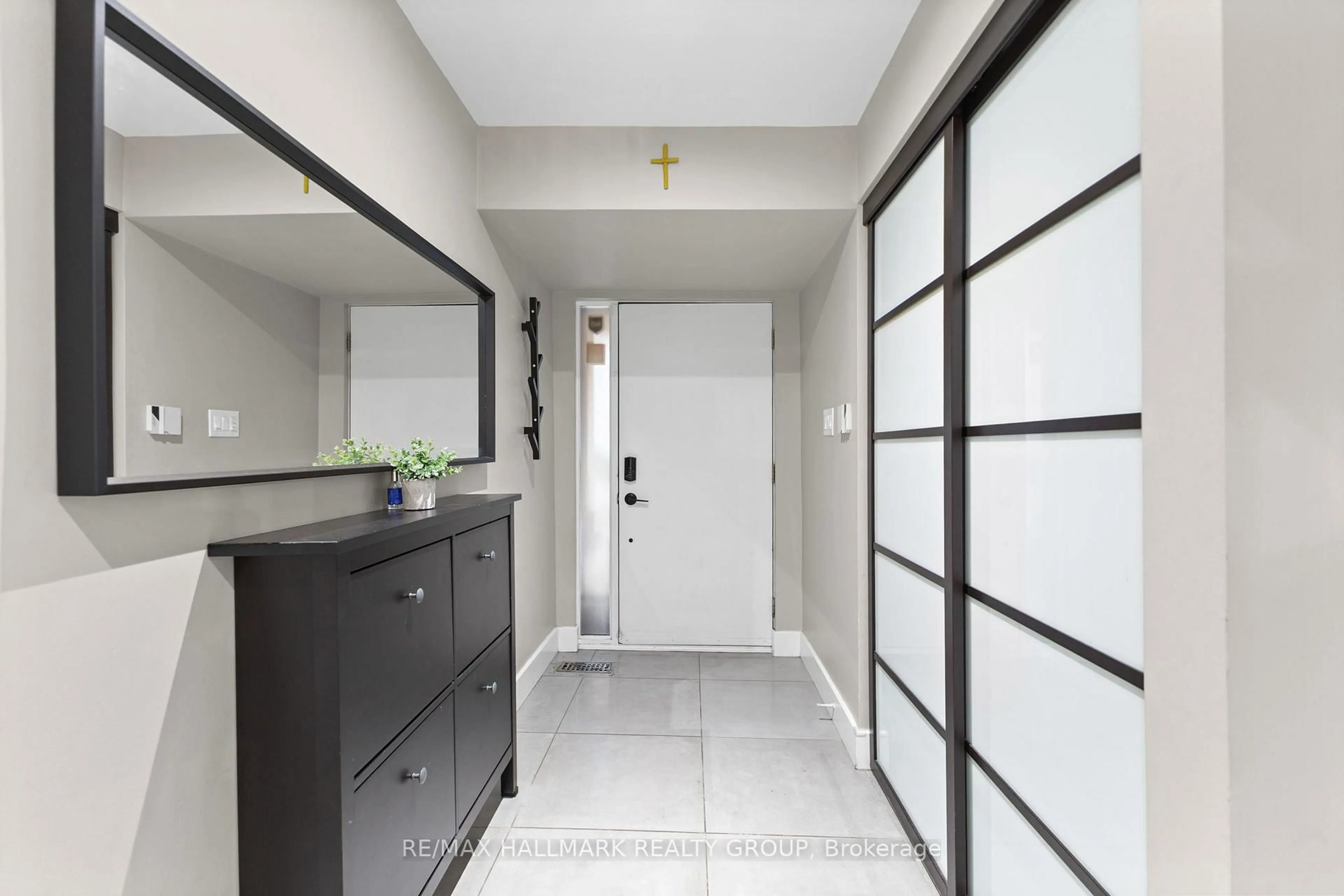 Indoor entryway for 501 Wilbrod St, Ottawa Ontario K1N 5R4