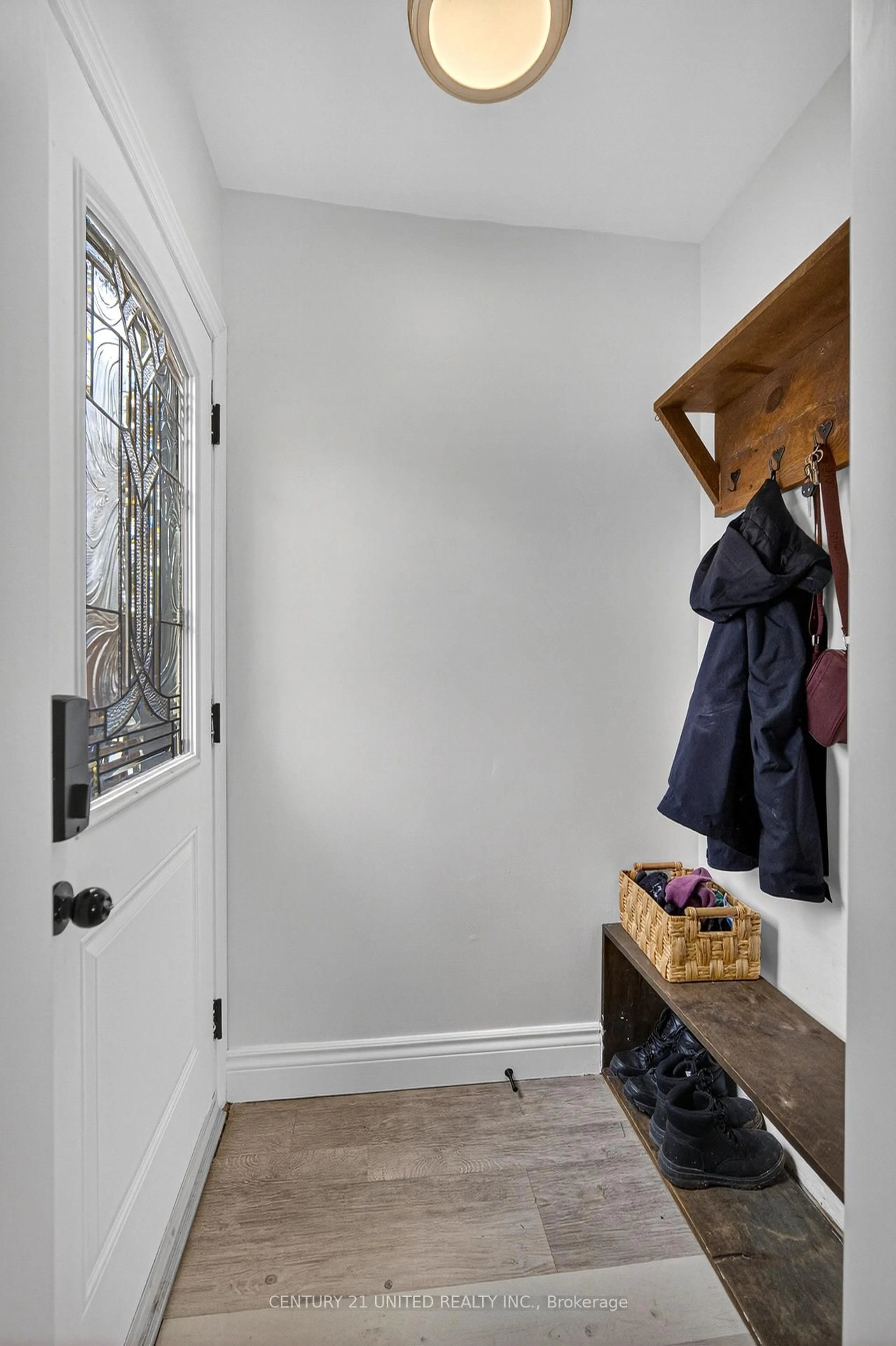 Indoor entryway for 542 Mckellar St, Peterborough Ontario K9J 1R2