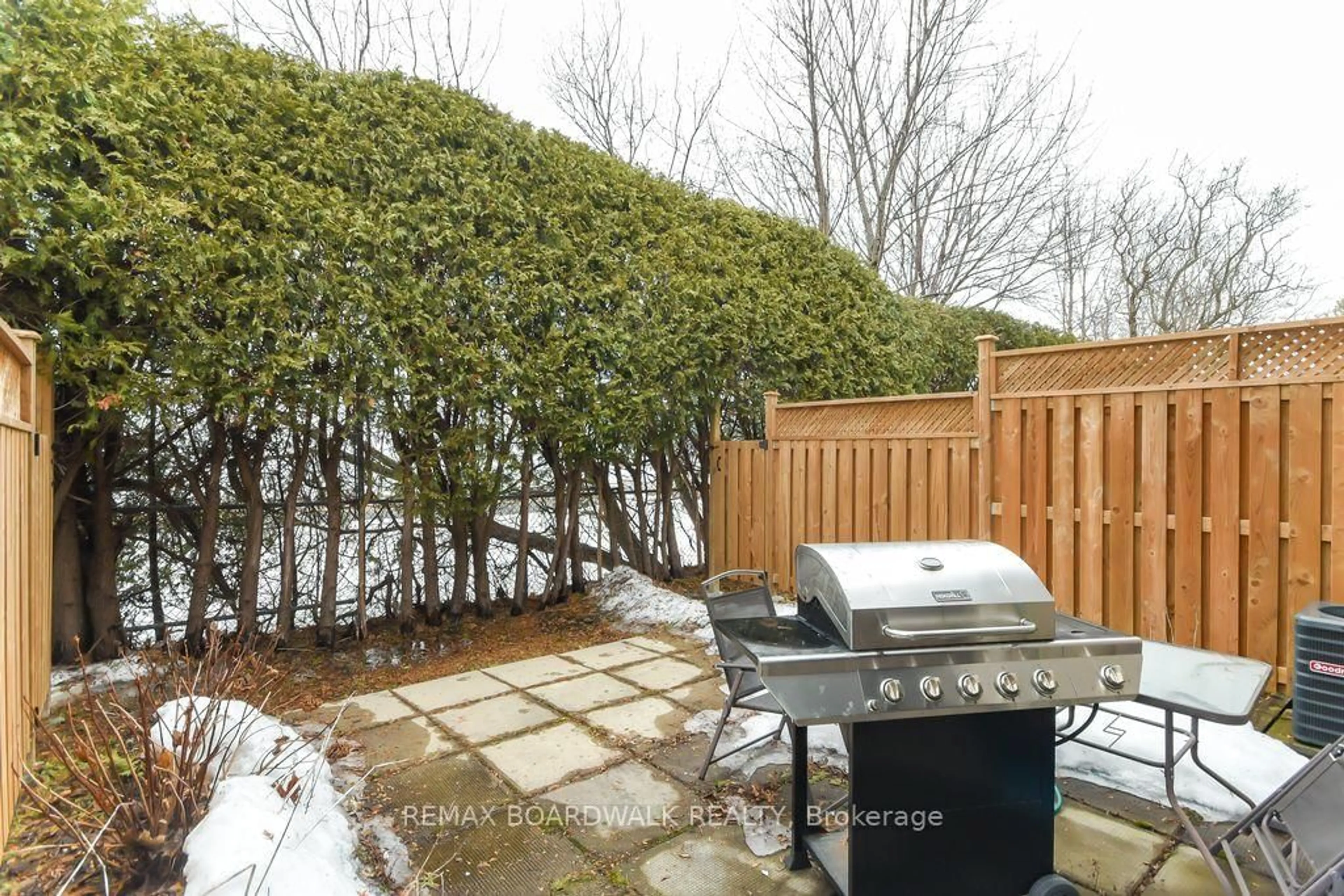 Patio, street for 1619 Du Sommet Pl, Ottawa Ontario K1C 4Z9