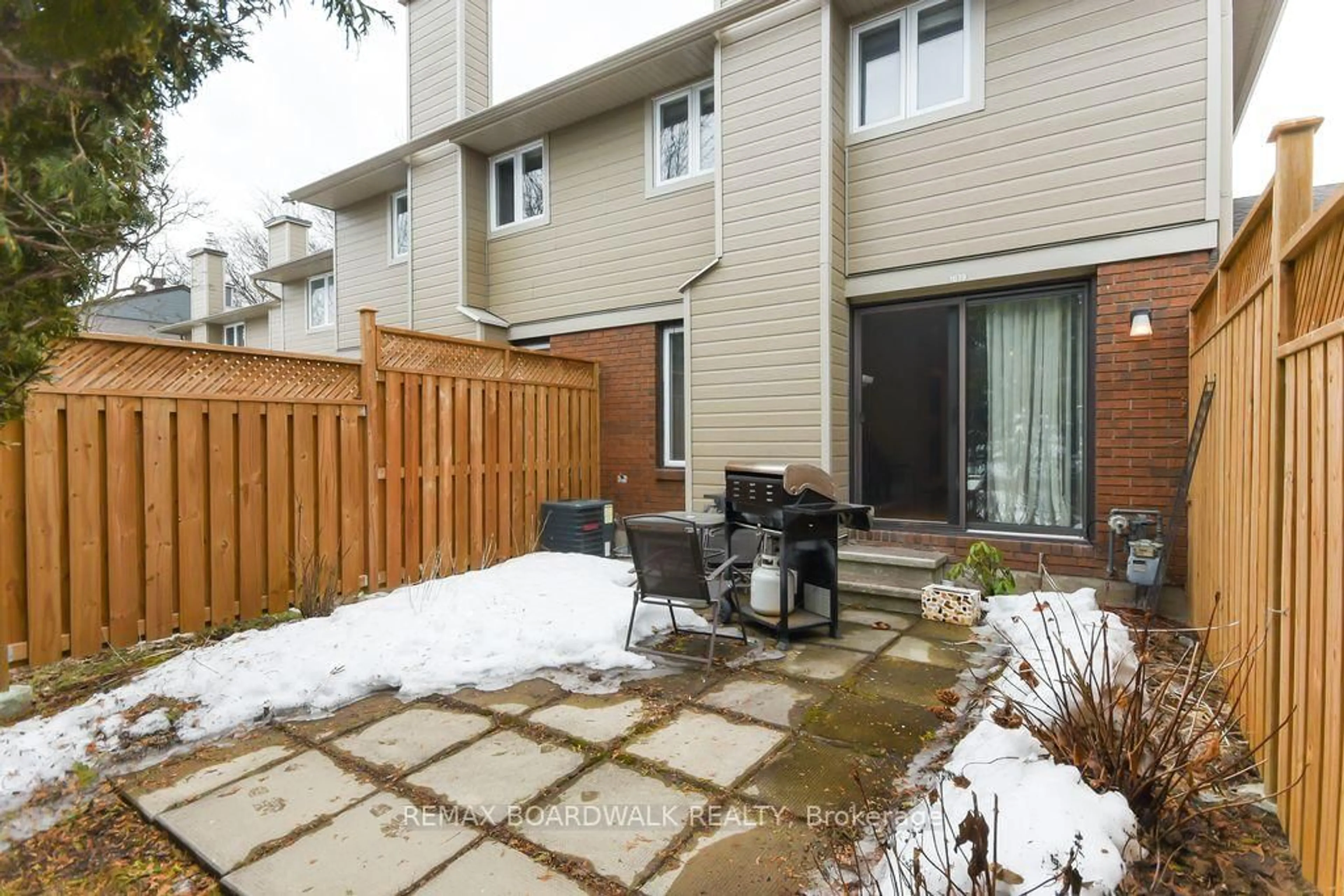 Patio, street for 1619 Du Sommet Pl, Ottawa Ontario K1C 4Z9