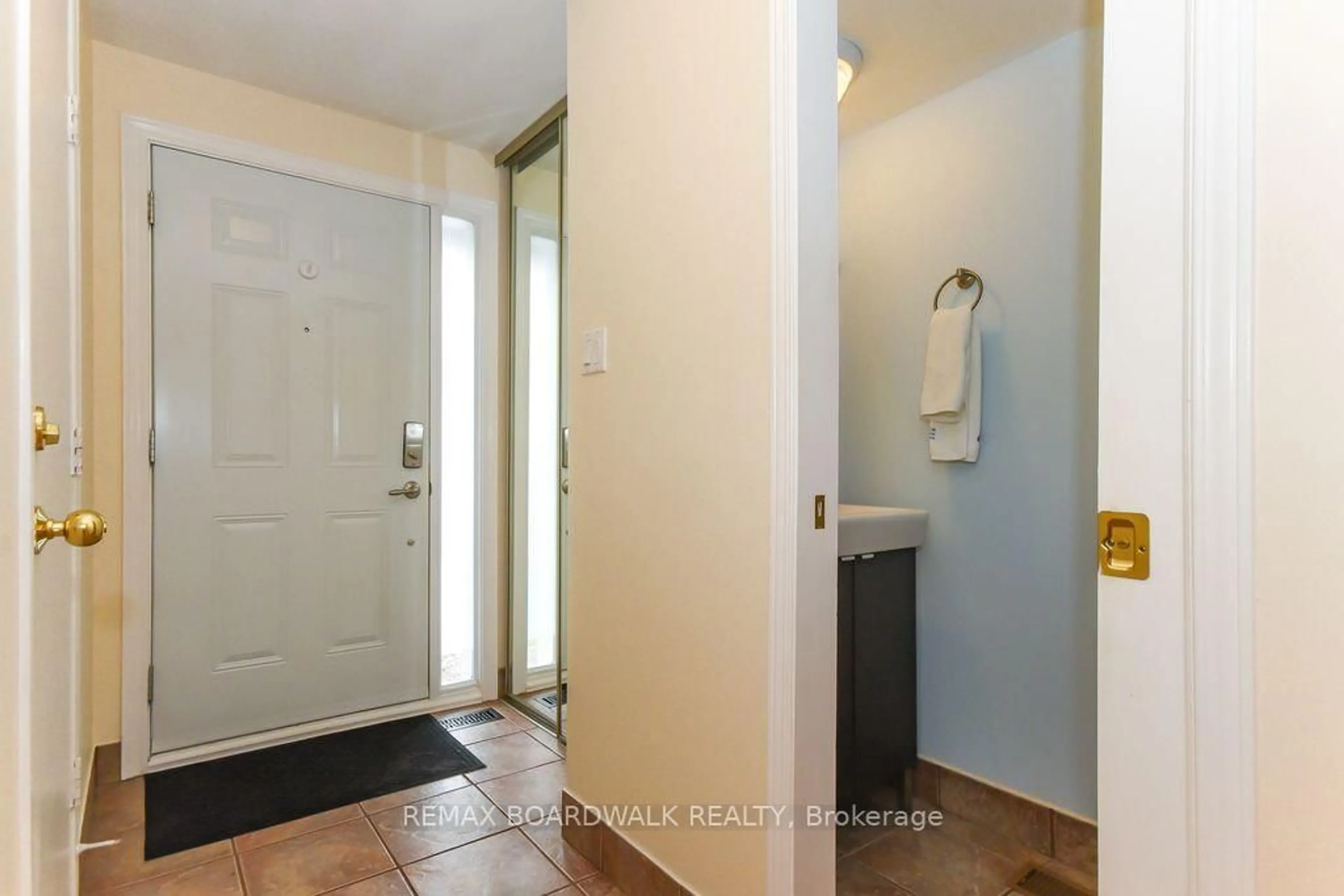 Indoor entryway for 1619 Du Sommet Pl, Ottawa Ontario K1C 4Z9