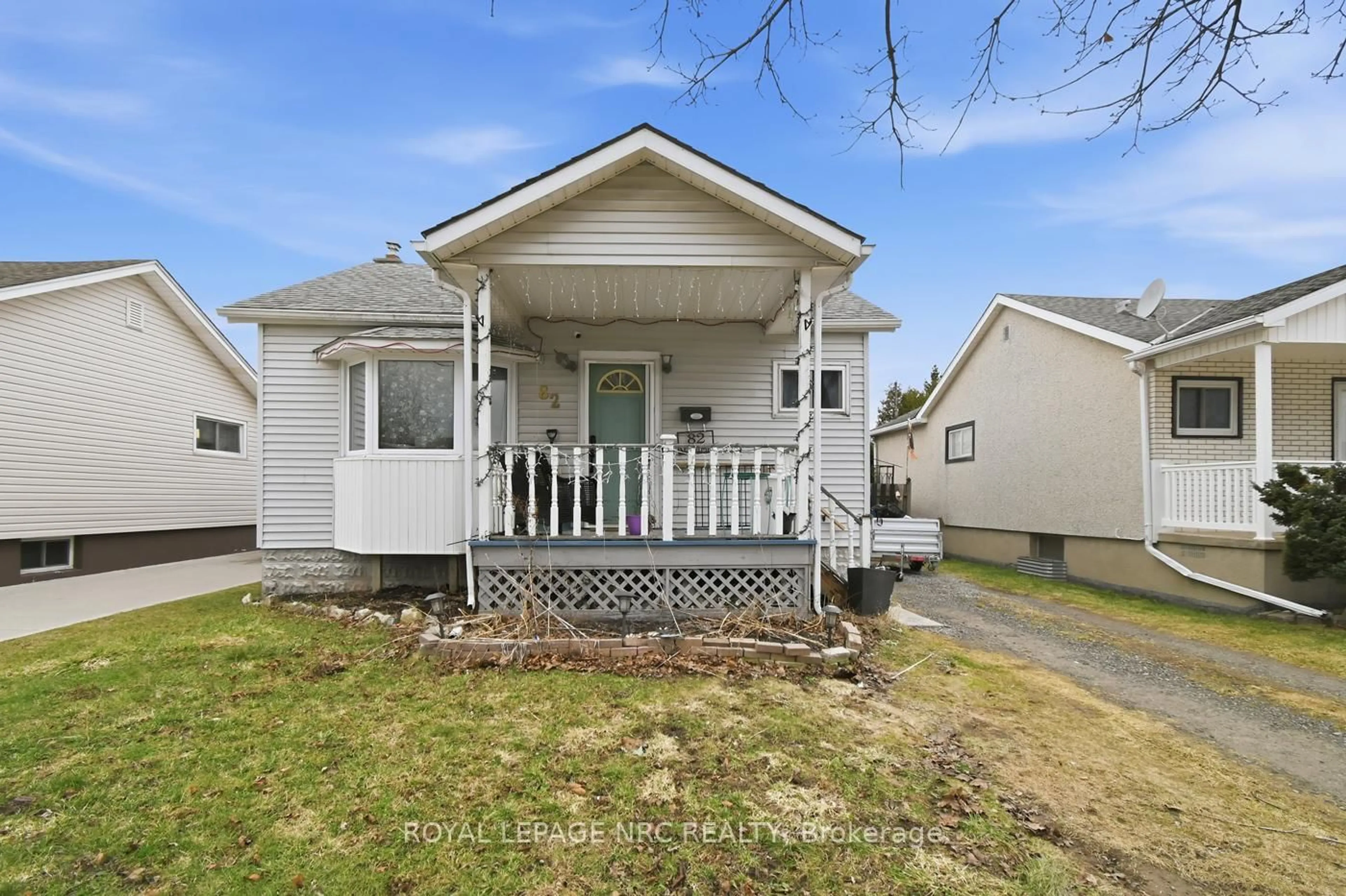 Home with vinyl exterior material, street for 82 McArthur Ave, Welland Ontario L3B 2J7