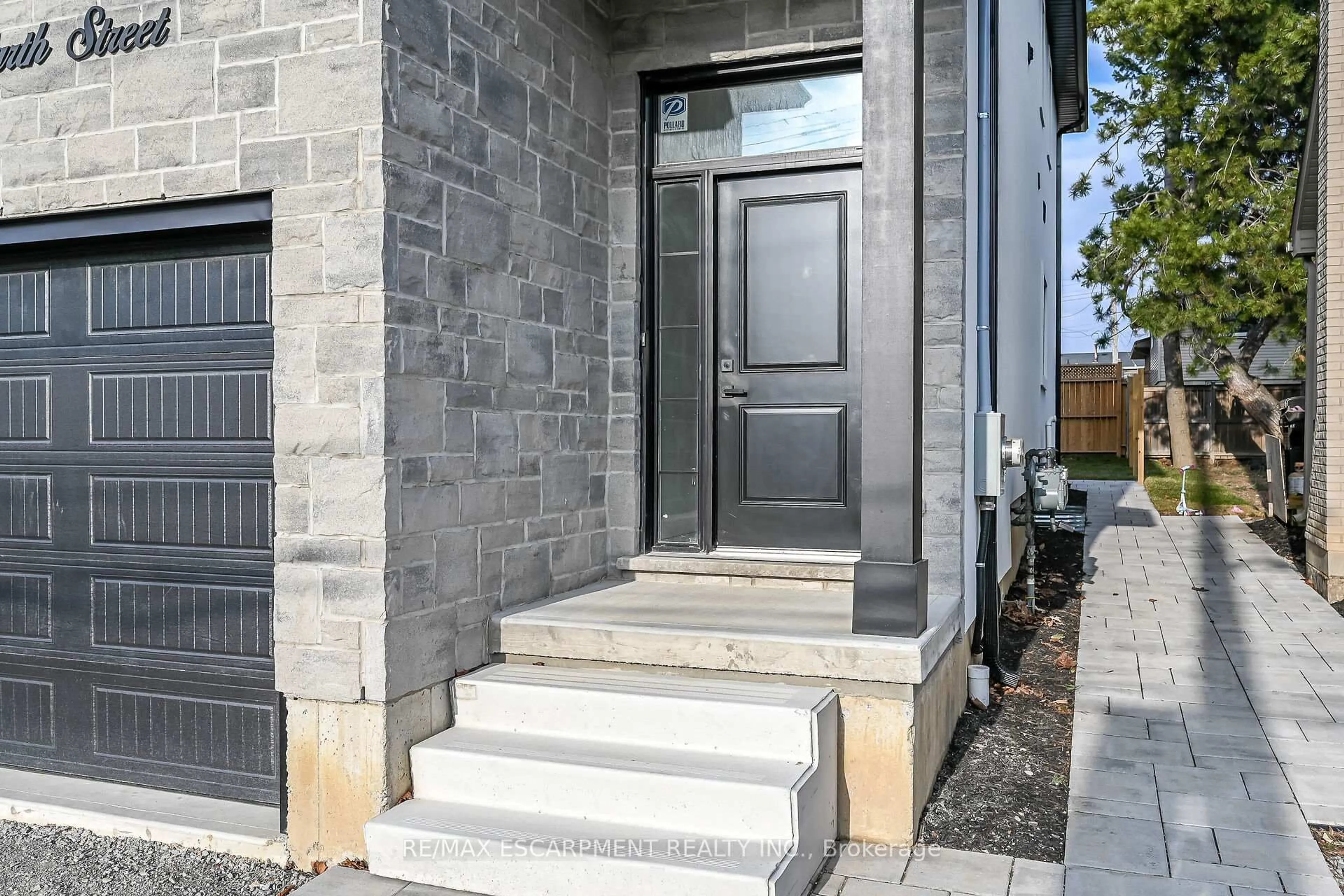 Unknown for 1036 GARTH St, Hamilton Ontario L9C 4L6