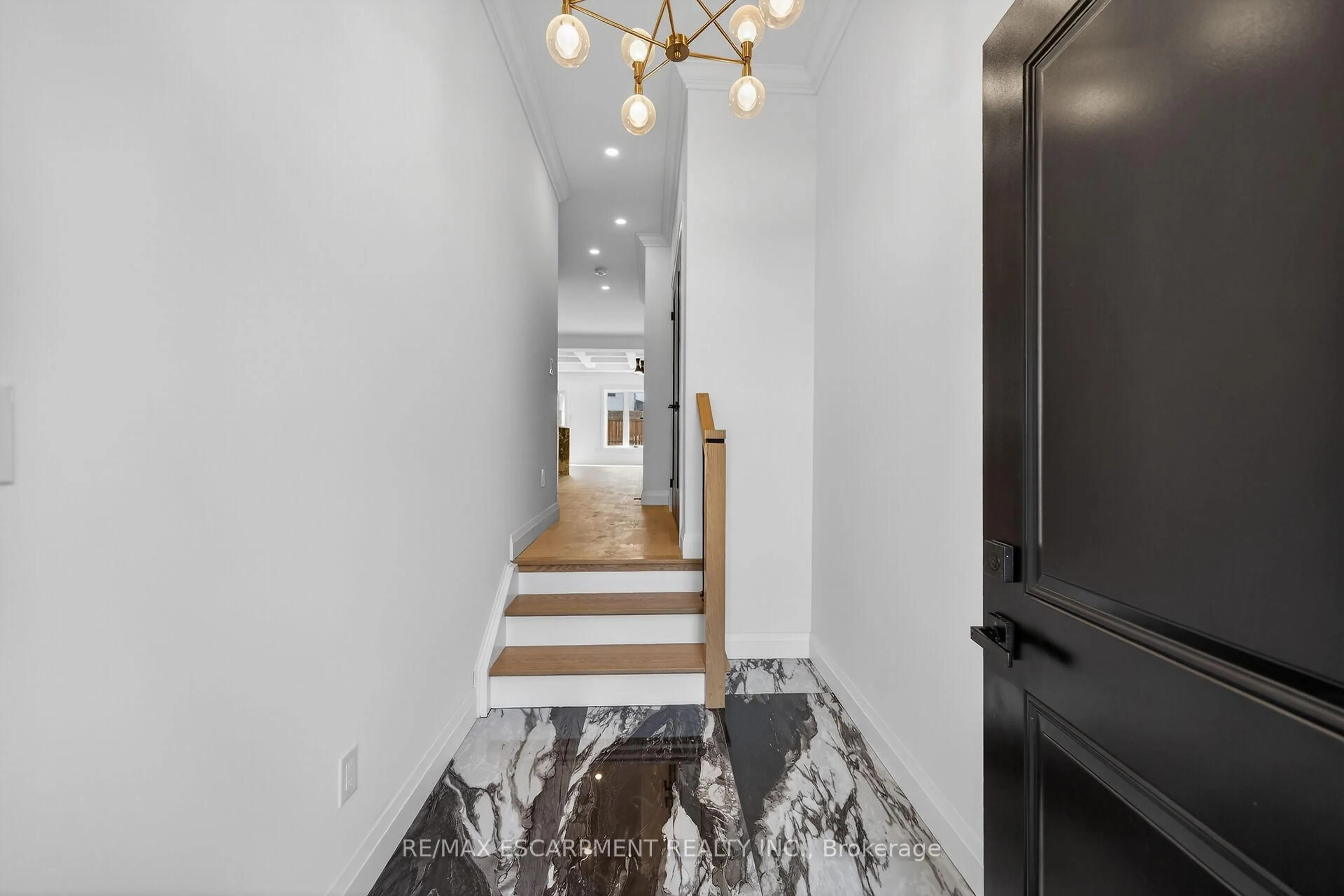 Indoor foyer for 1036 GARTH St, Hamilton Ontario L9C 4L6