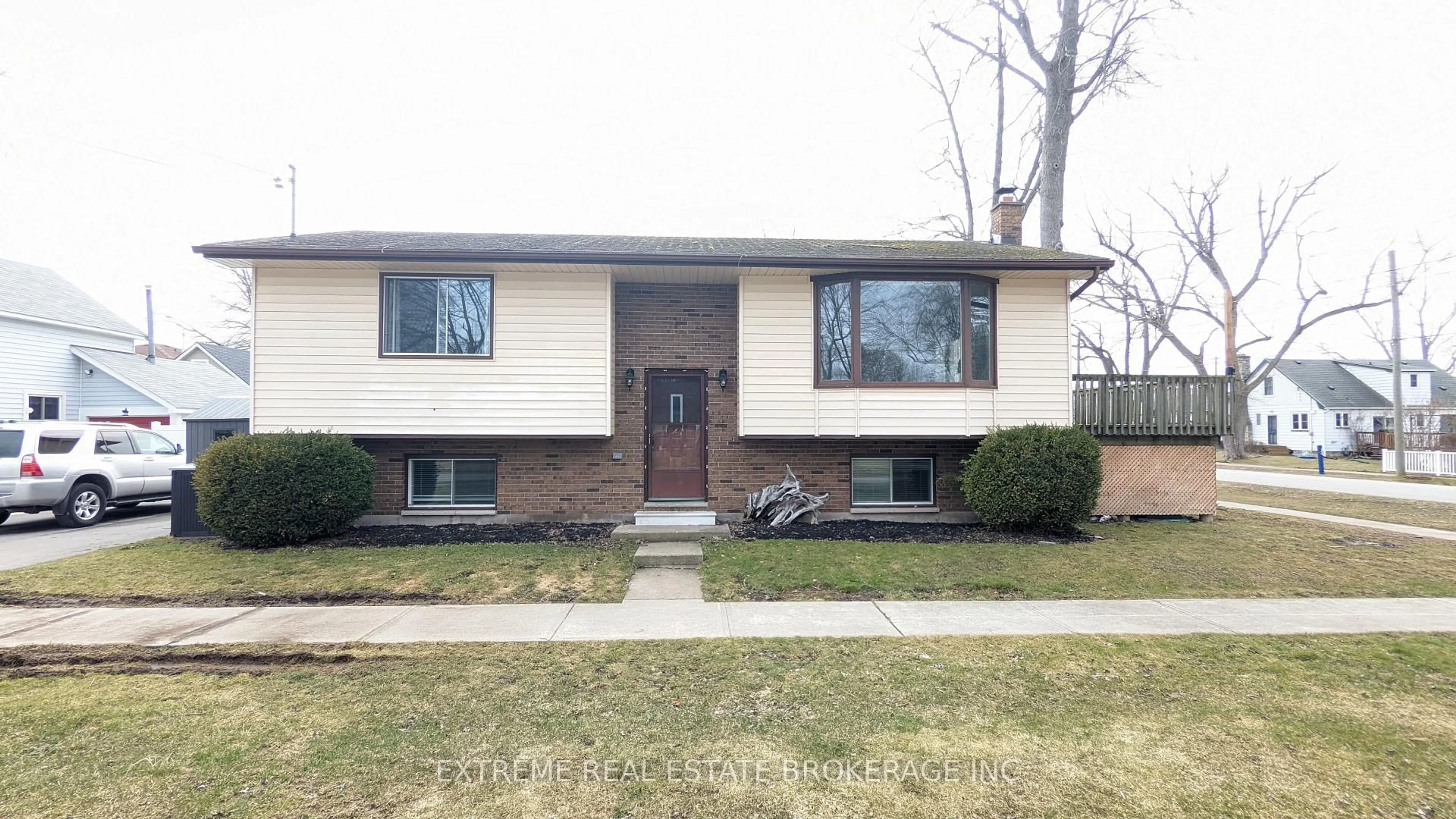 Home with vinyl exterior material, street for 384 DOVERCOURT Rd, Fort Erie Ontario L0S 1B0