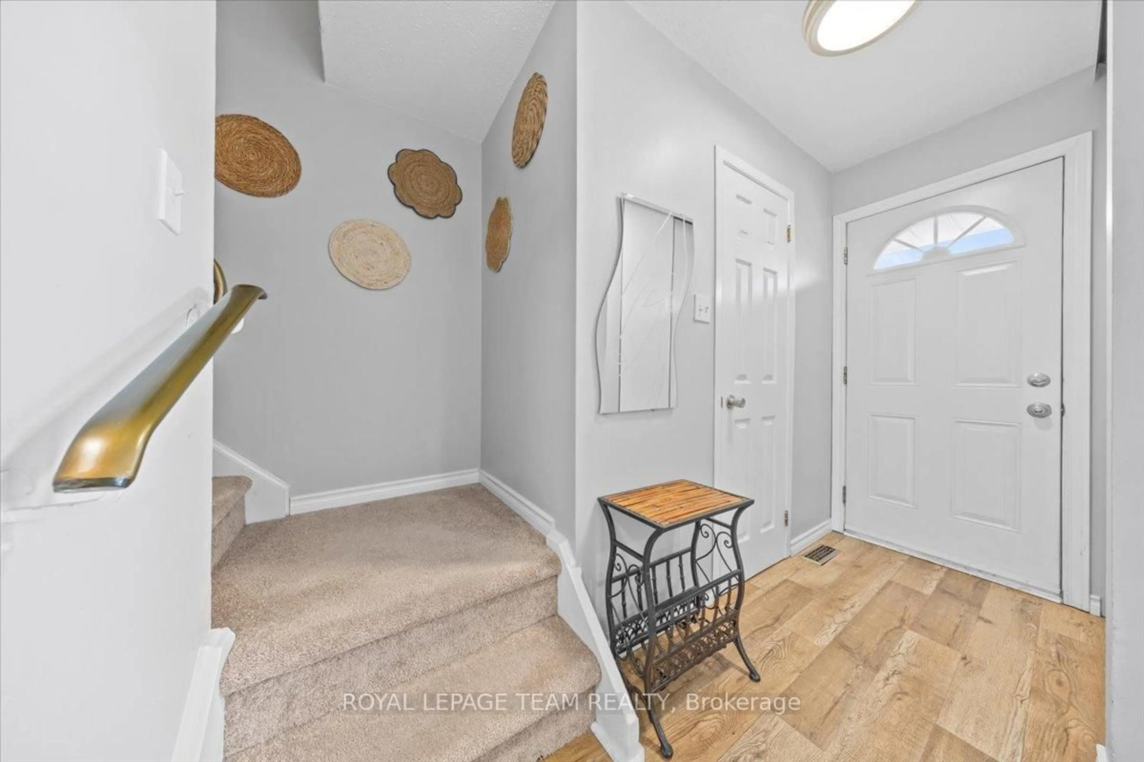 Indoor entryway for 2570 Southvale Cres #14, Ottawa Ontario K1B 5B6