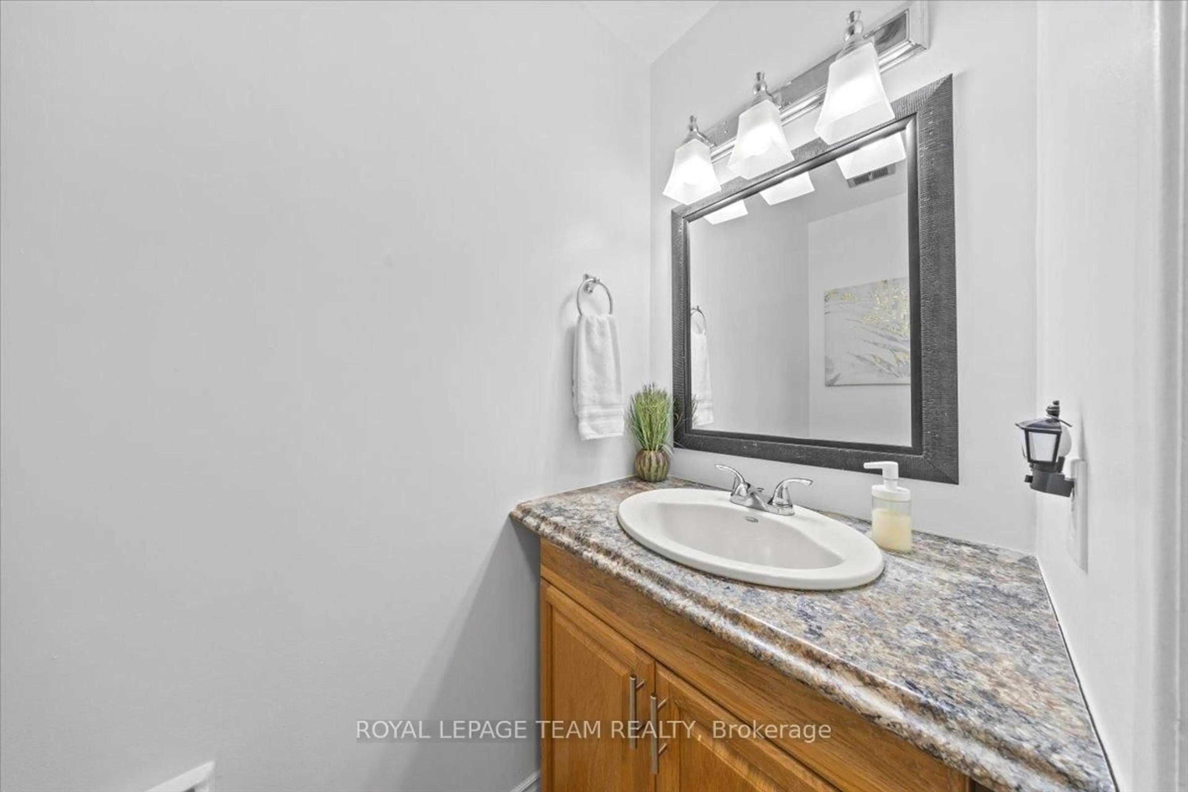 Standard bathroom, ceramic/tile floor for 2570 Southvale Cres #14, Ottawa Ontario K1B 5B6