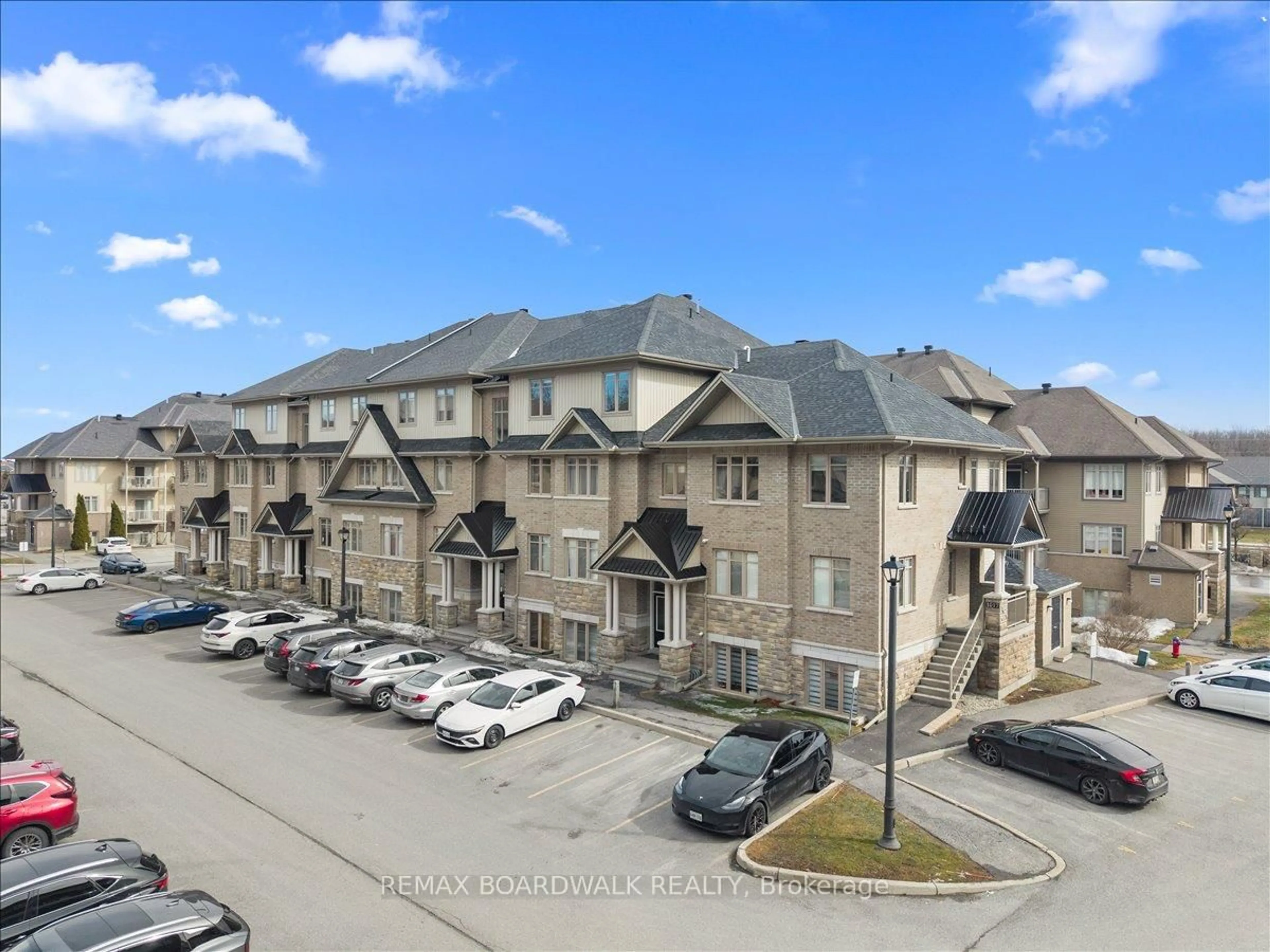 A pic from outside/outdoor area/front of a property/back of a property/a pic from drone, unknown for 1015 Beryl Private #B, Ottawa Ontario K1V 2M4