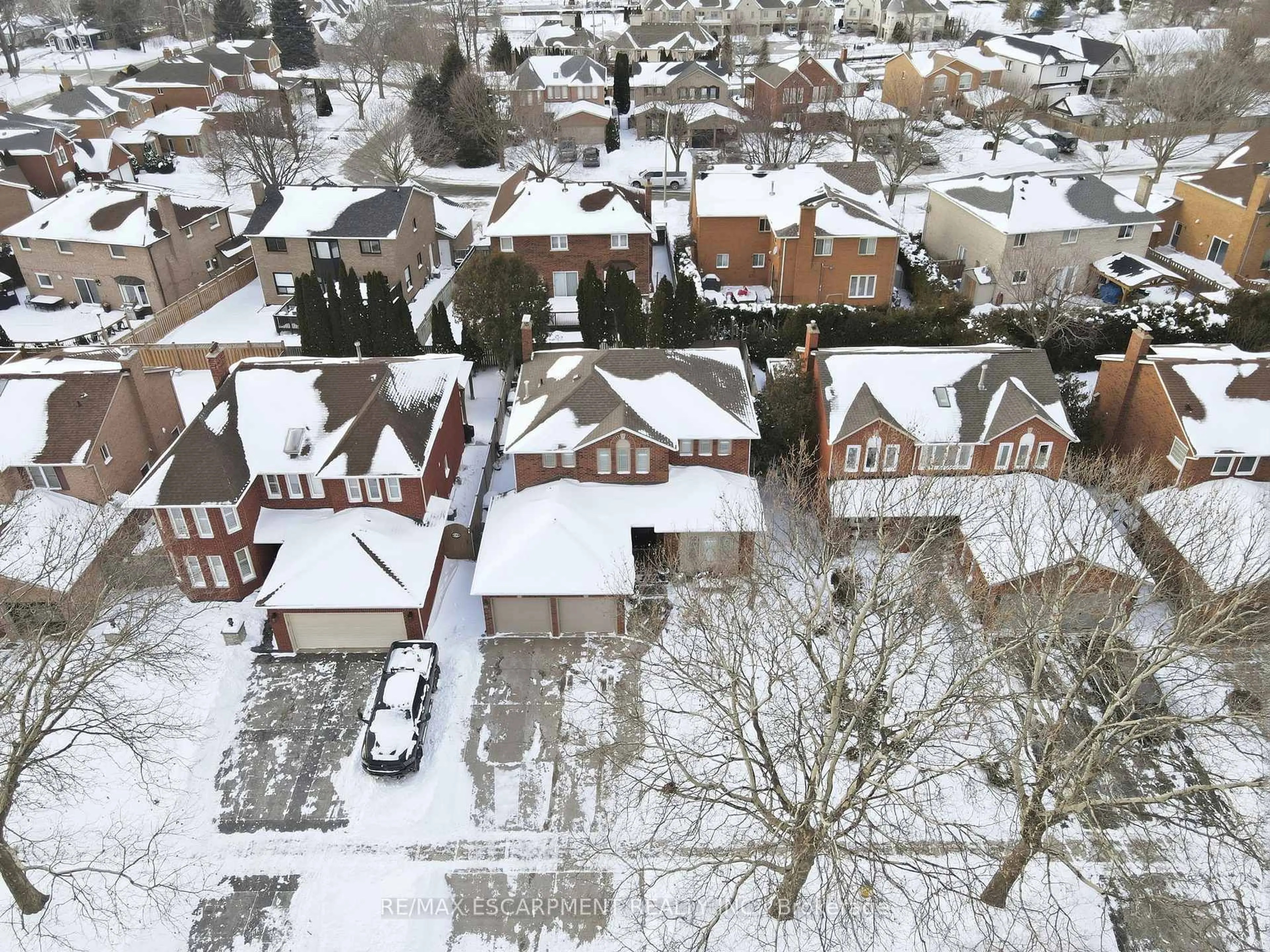 A pic from outside/outdoor area/front of a property/back of a property/a pic from drone, street for 9 Stone Gate Dr, Grimsby Ontario L3M 5C6