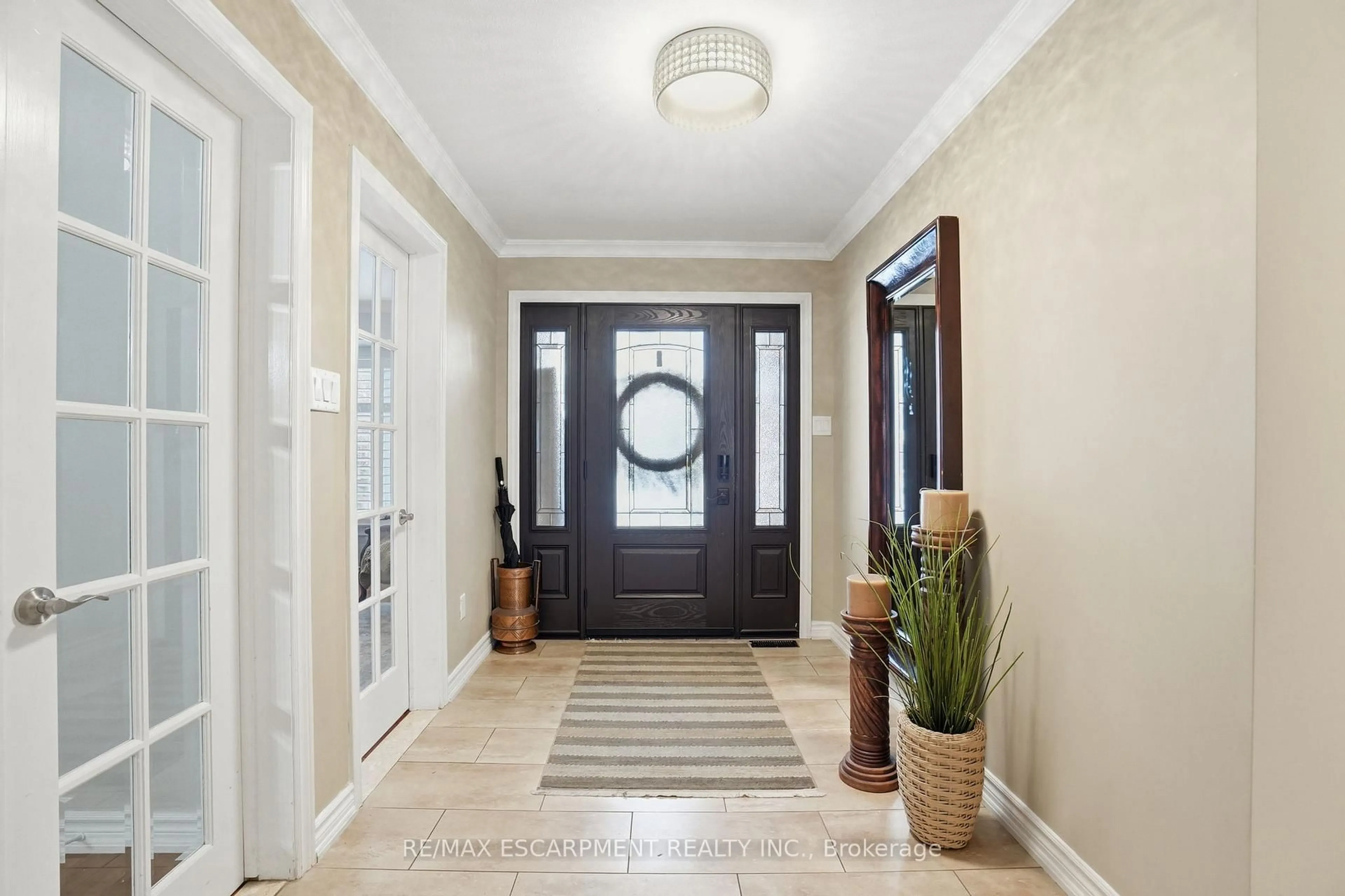 Indoor entryway for 9 Stone Gate Dr, Grimsby Ontario L3M 5C6