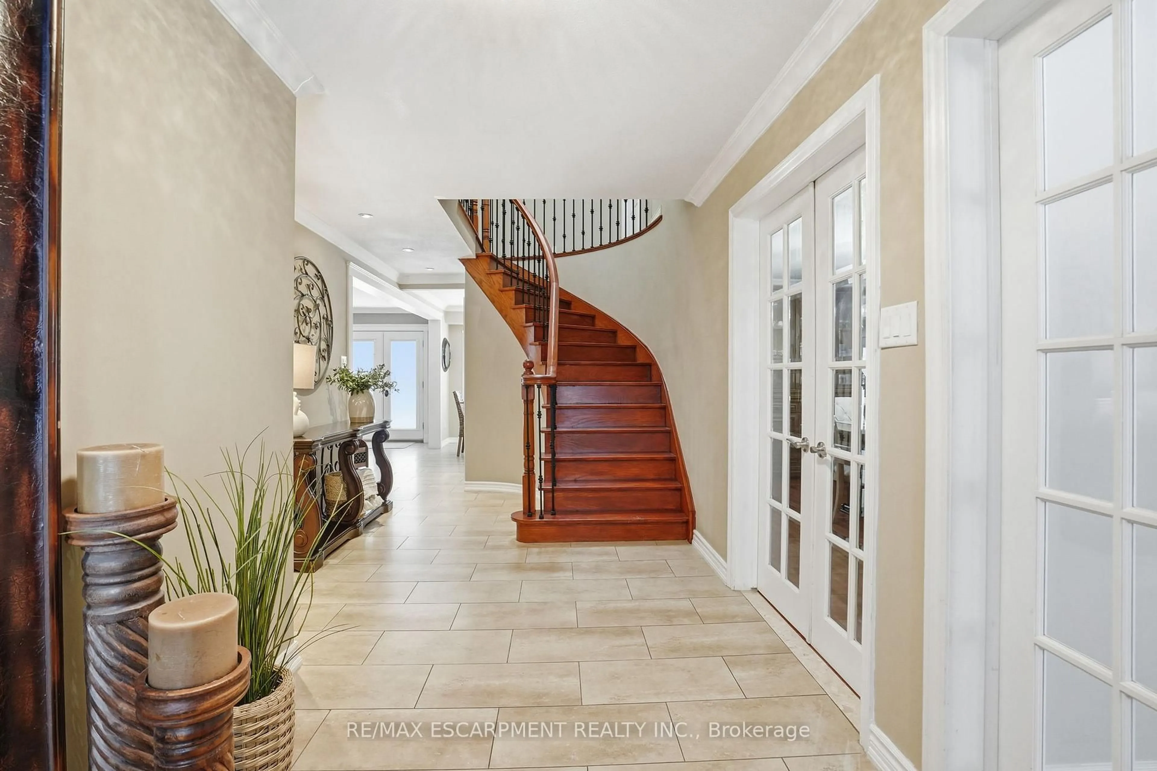 Indoor foyer for 9 Stone Gate Dr, Grimsby Ontario L3M 5C6