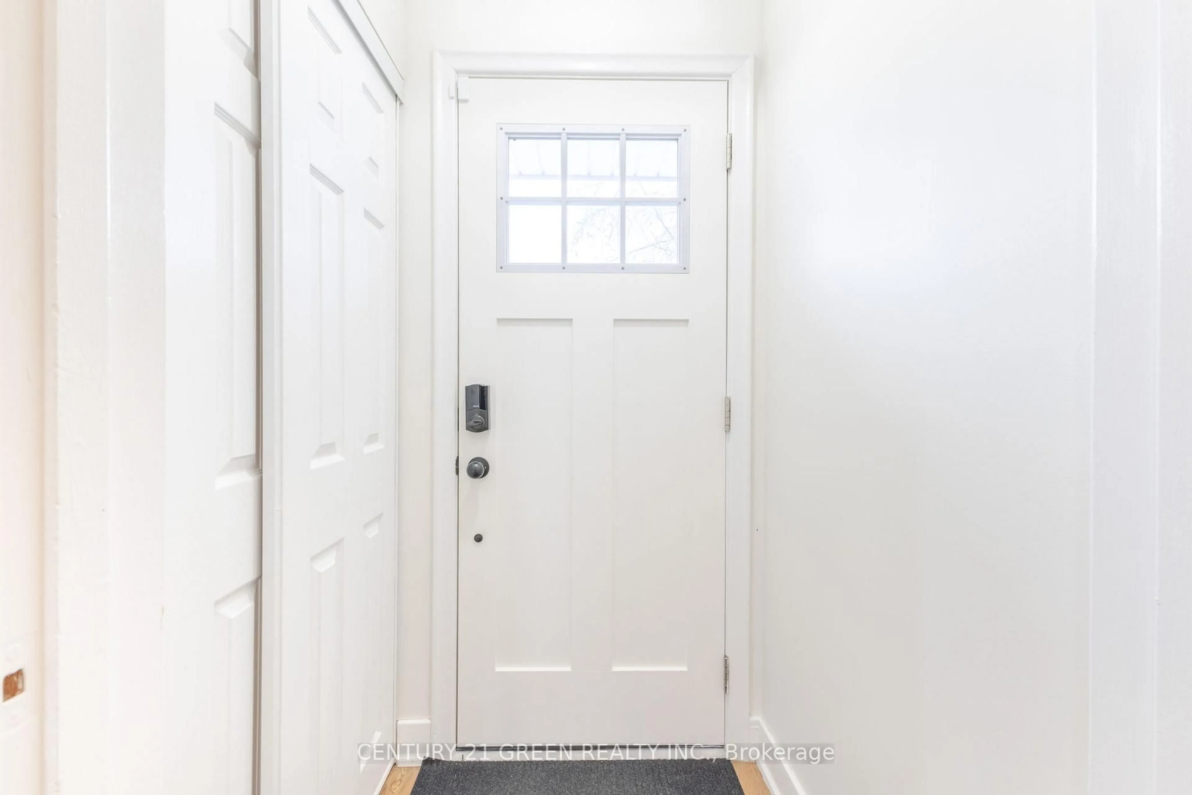 Indoor entryway for 6558 Huggins St, Niagara Falls Ontario L2J 1H4