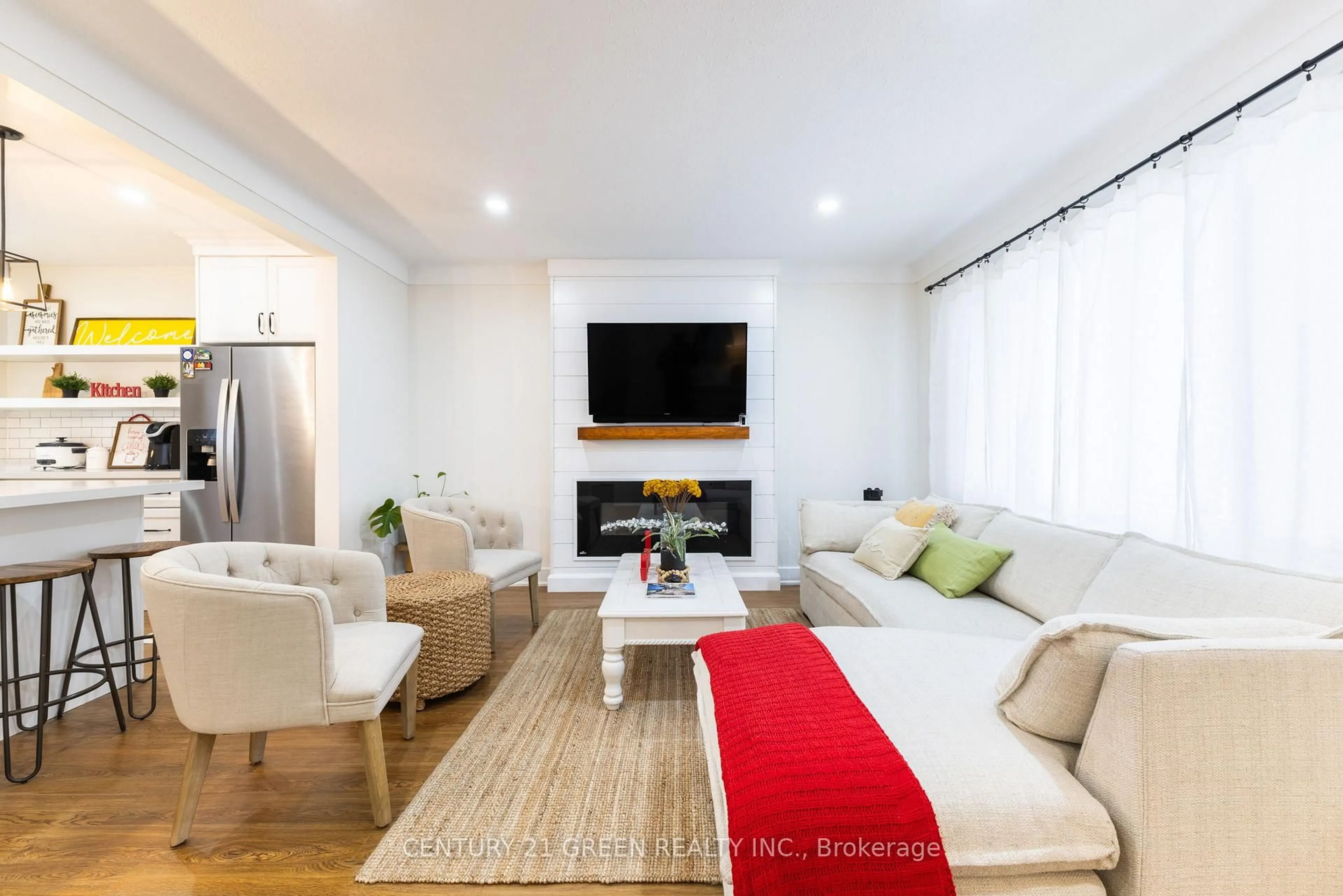 Living room with furniture, unknown for 6558 Huggins St, Niagara Falls Ontario L2J 1H4