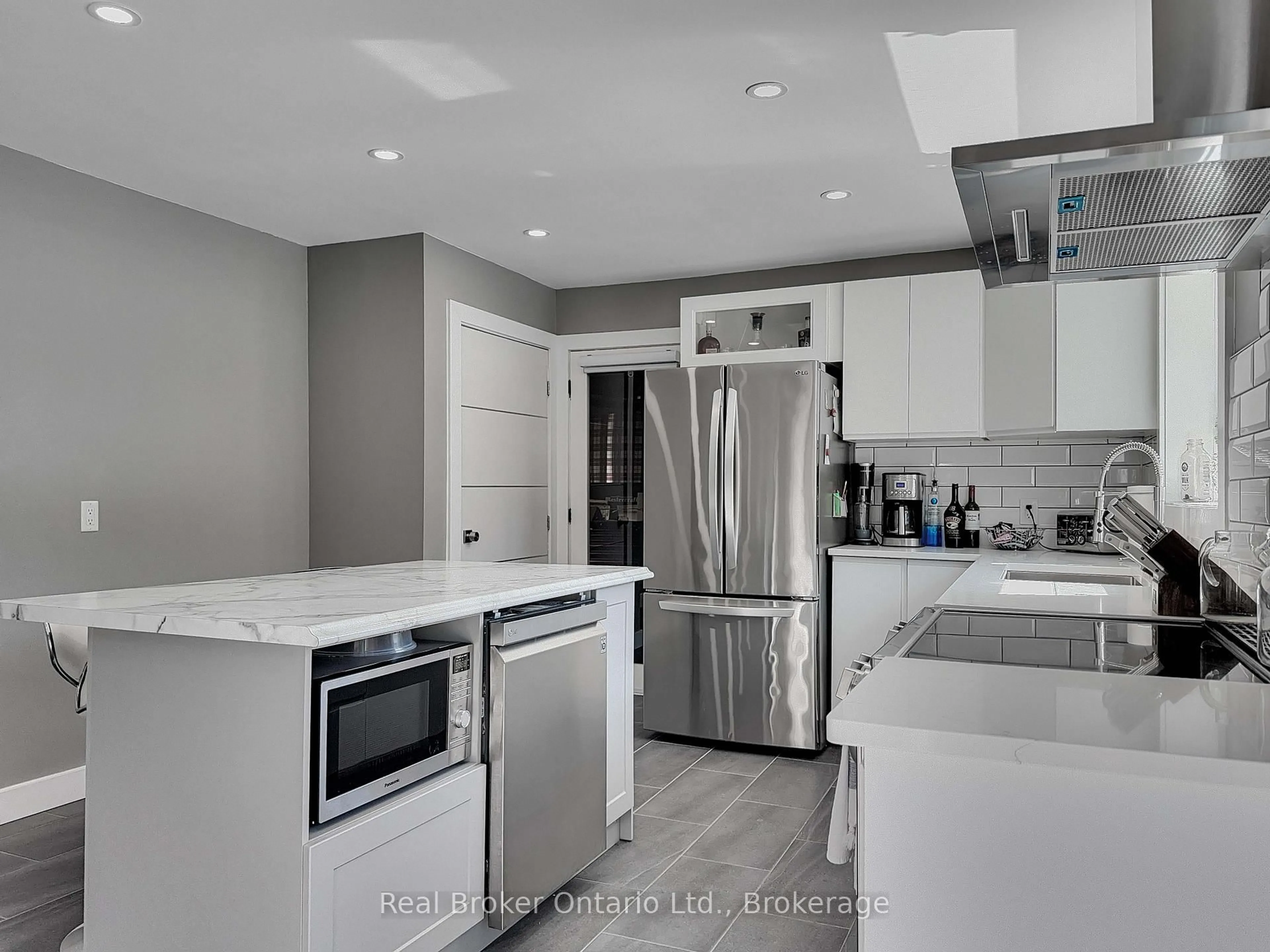 Contemporary kitchen, ceramic/tile floor for 46 Davis St, Norfolk Ontario N3Y 2R4