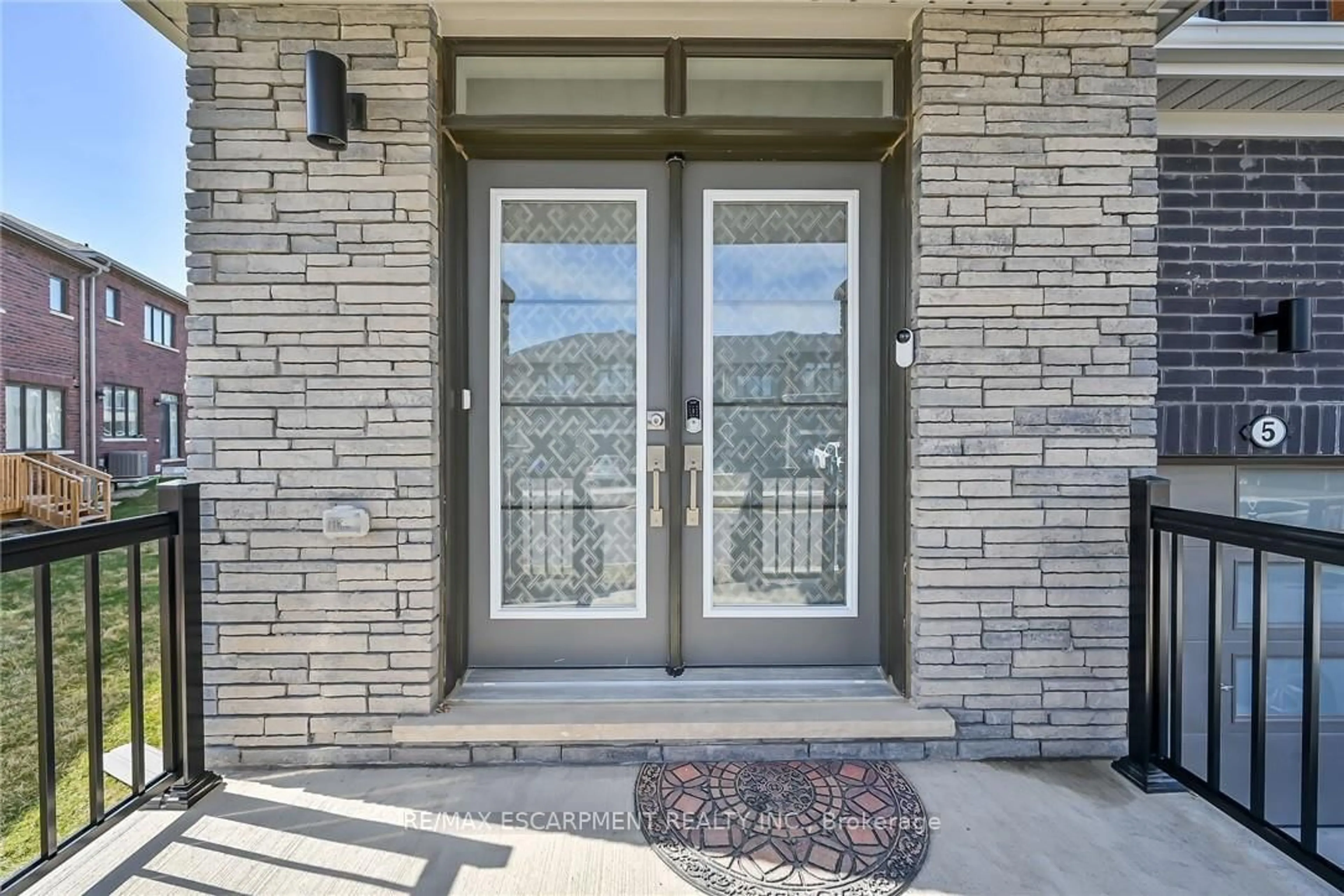 Indoor entryway for 5 OWL Lane, Haldimand Ontario N3W 0G4