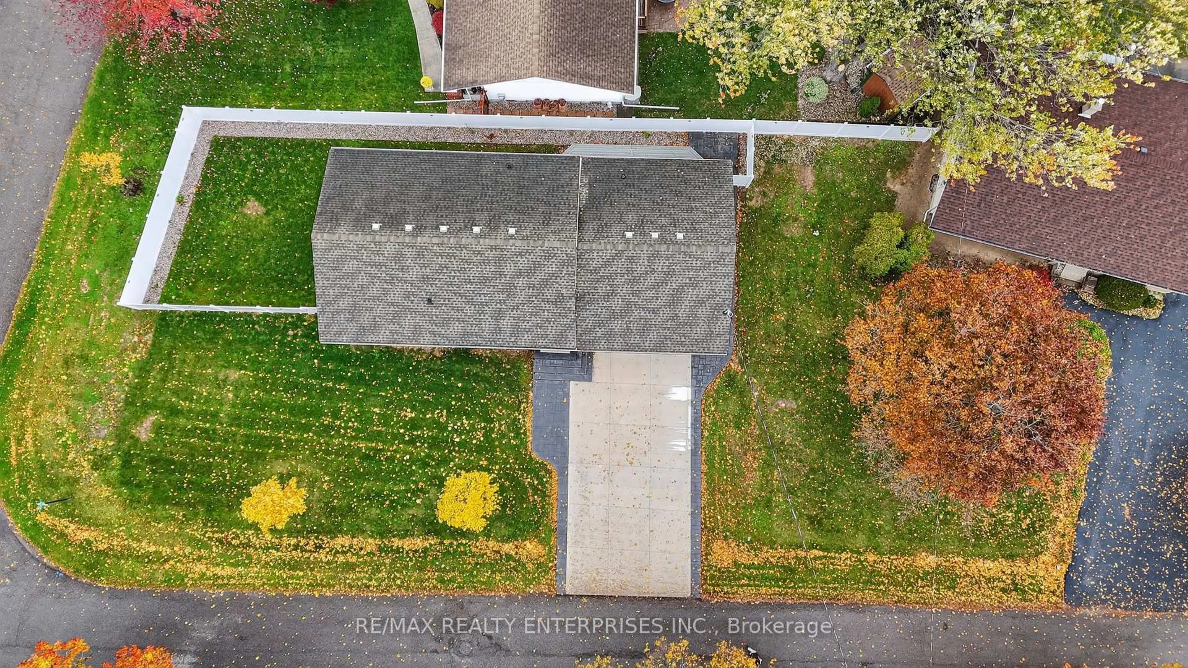 A pic from outside/outdoor area/front of a property/back of a property/a pic from drone, street for 10 Draper Dr, St. Catharines Ontario L2N 2Y5