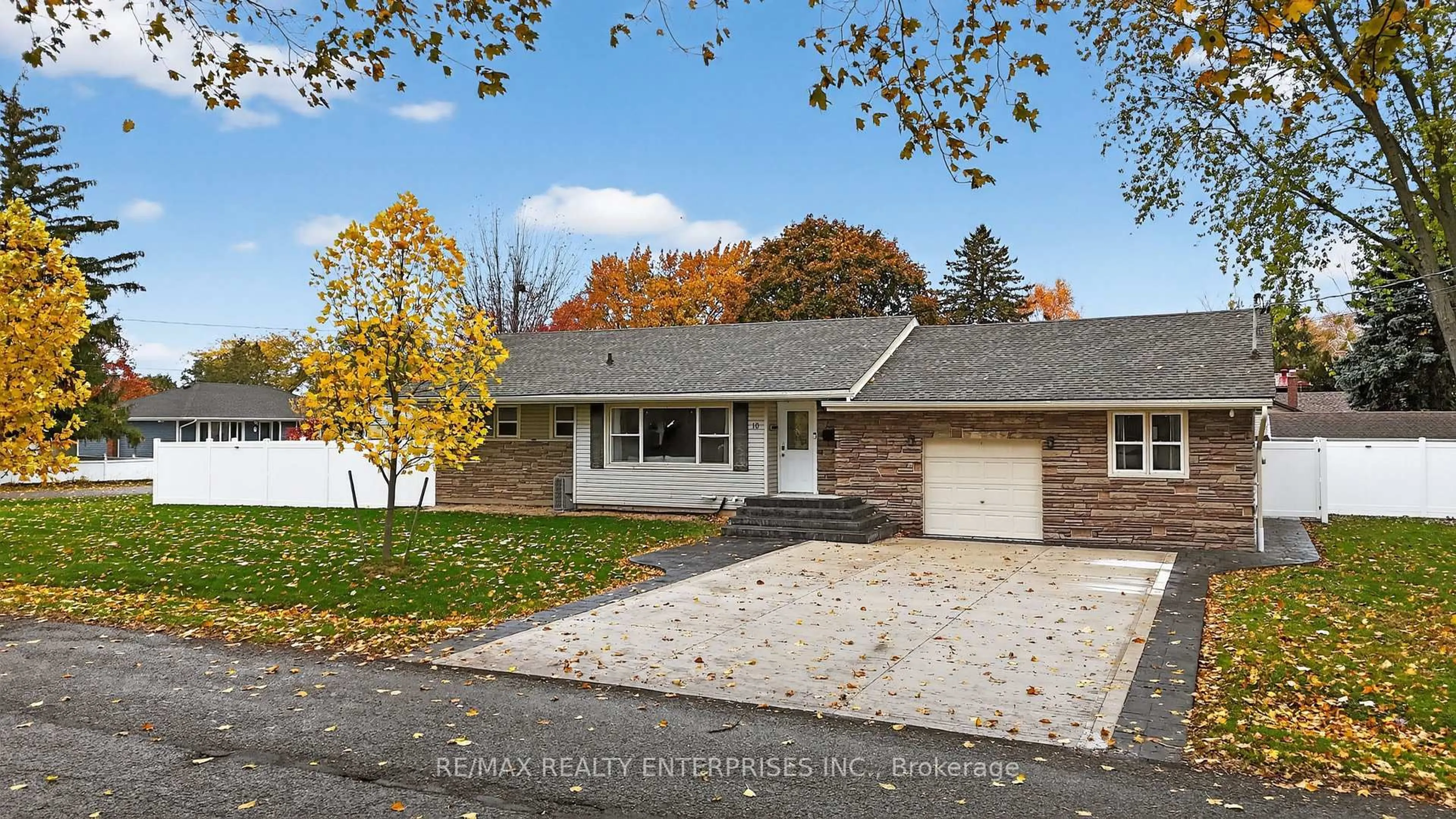 Home with vinyl exterior material, street for 10 Draper Dr, St. Catharines Ontario L2N 2Y5