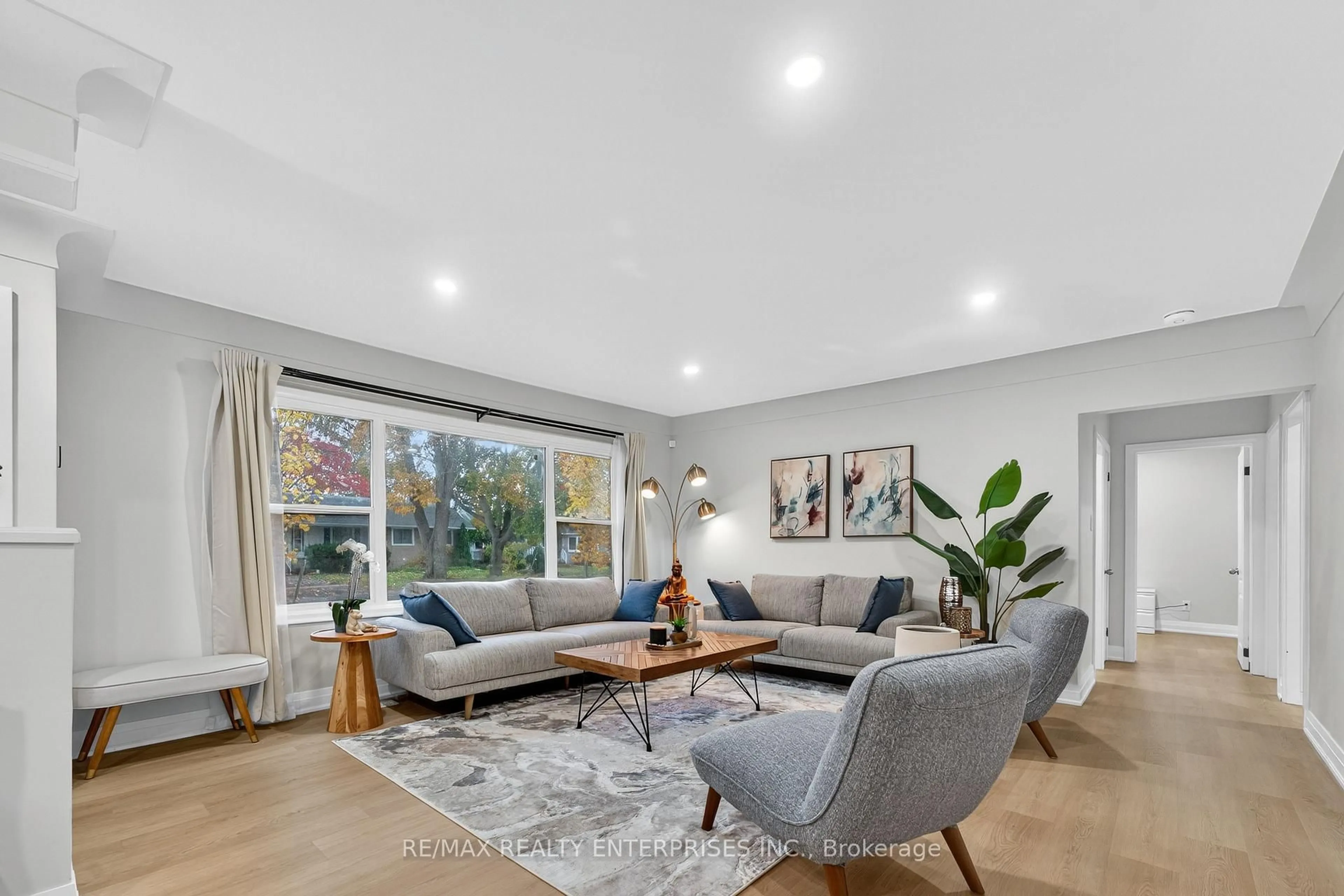 Living room with furniture, unknown for 10 Draper Dr, St. Catharines Ontario L2N 2Y5