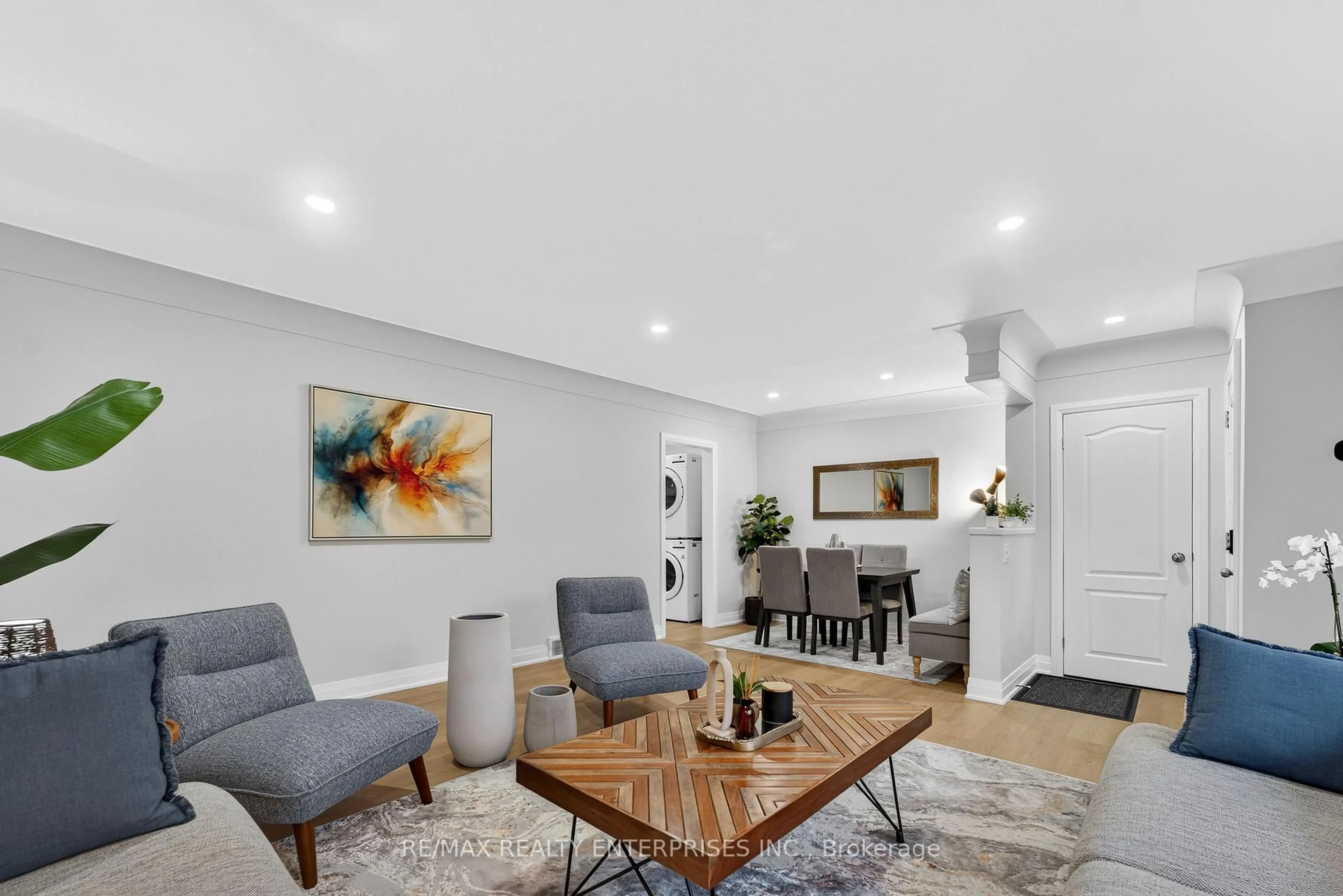 Living room with furniture, unknown for 10 Draper Dr, St. Catharines Ontario L2N 2Y5
