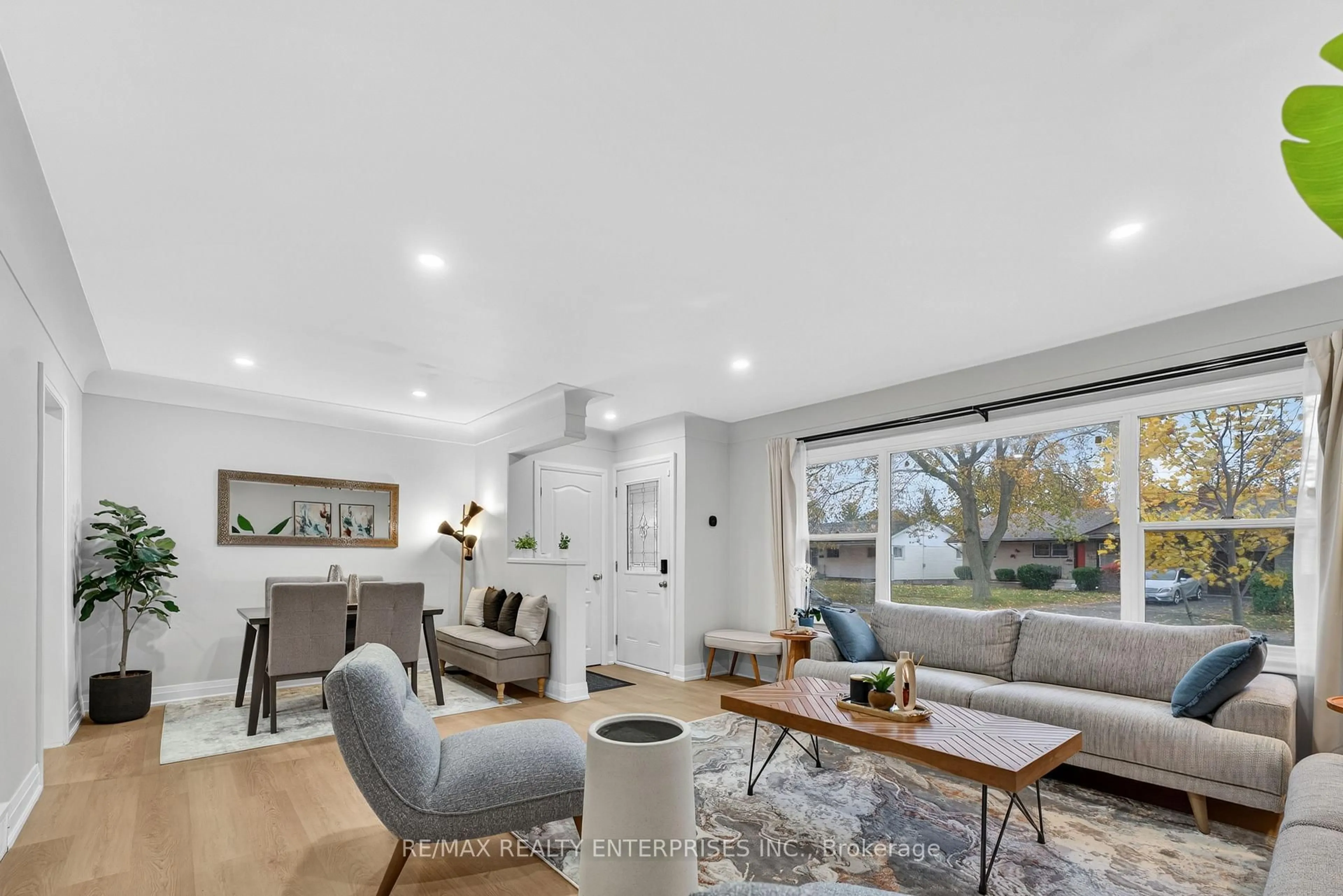Living room with furniture, unknown for 10 Draper Dr, St. Catharines Ontario L2N 2Y5